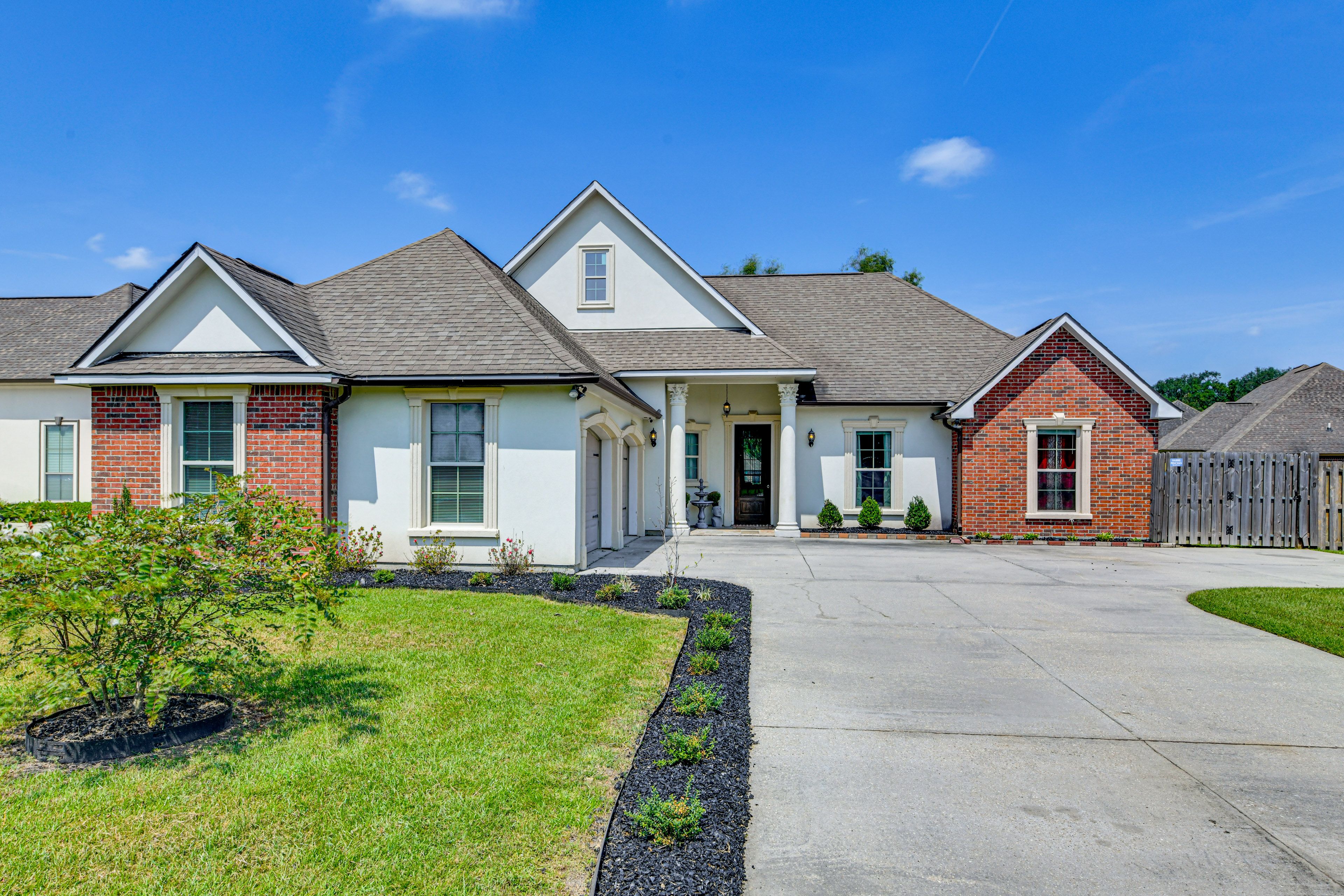 Parking | Driveway (6 Vehicles) | Garage (2 Vehicles)