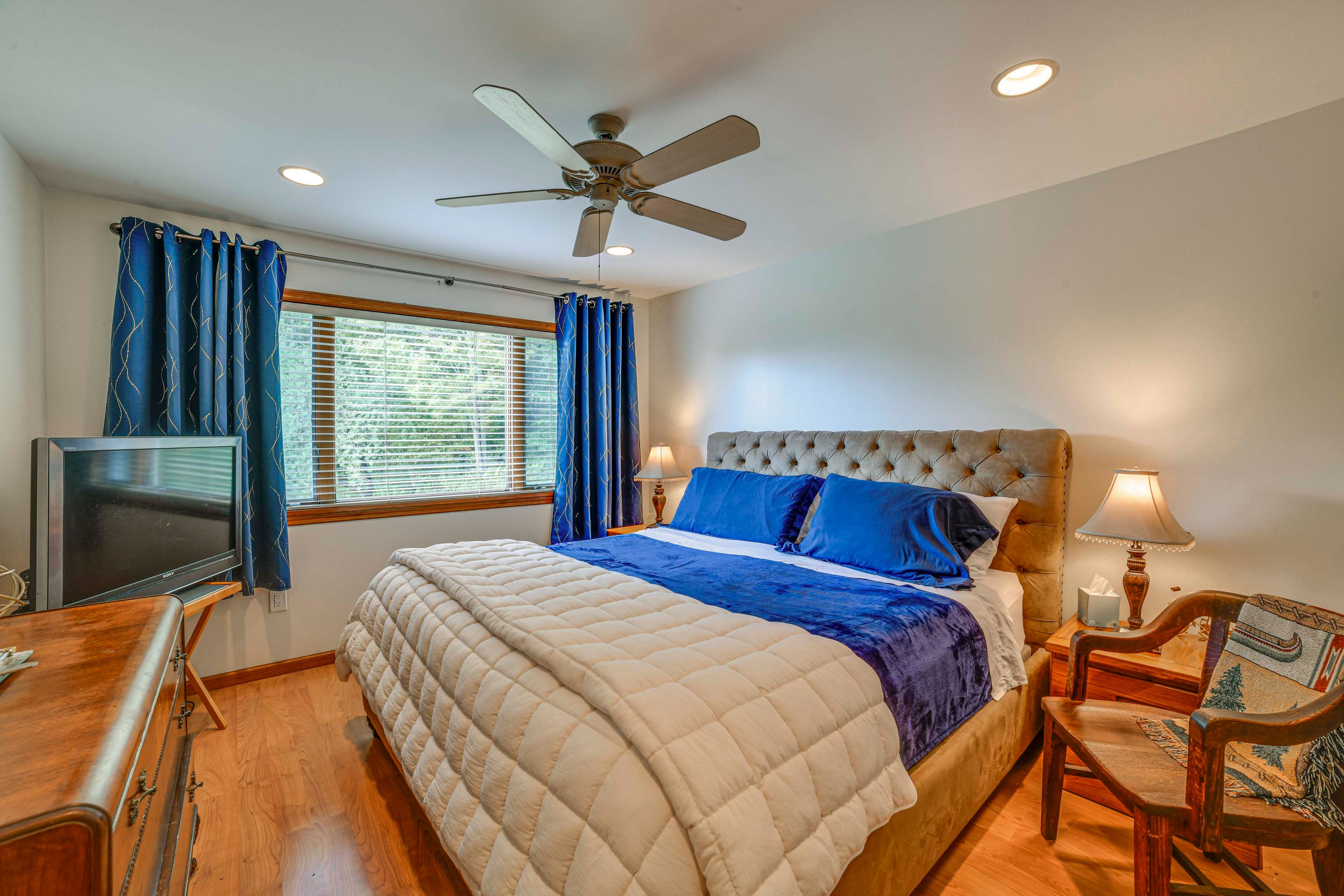 Bedroom 1 | King Bed | TV | Main Floor