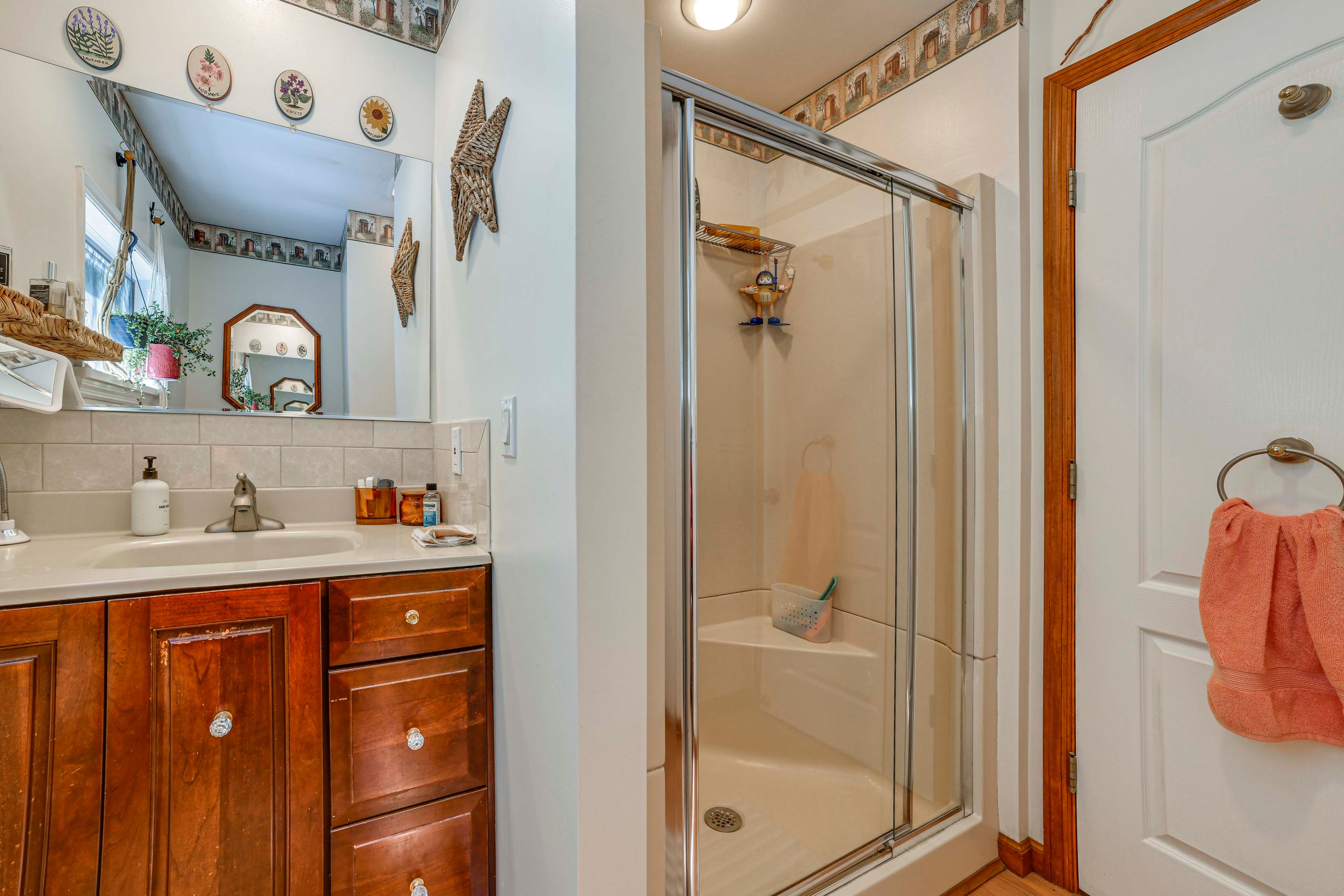 Full Bathroom | Towels Provided | Main Floor