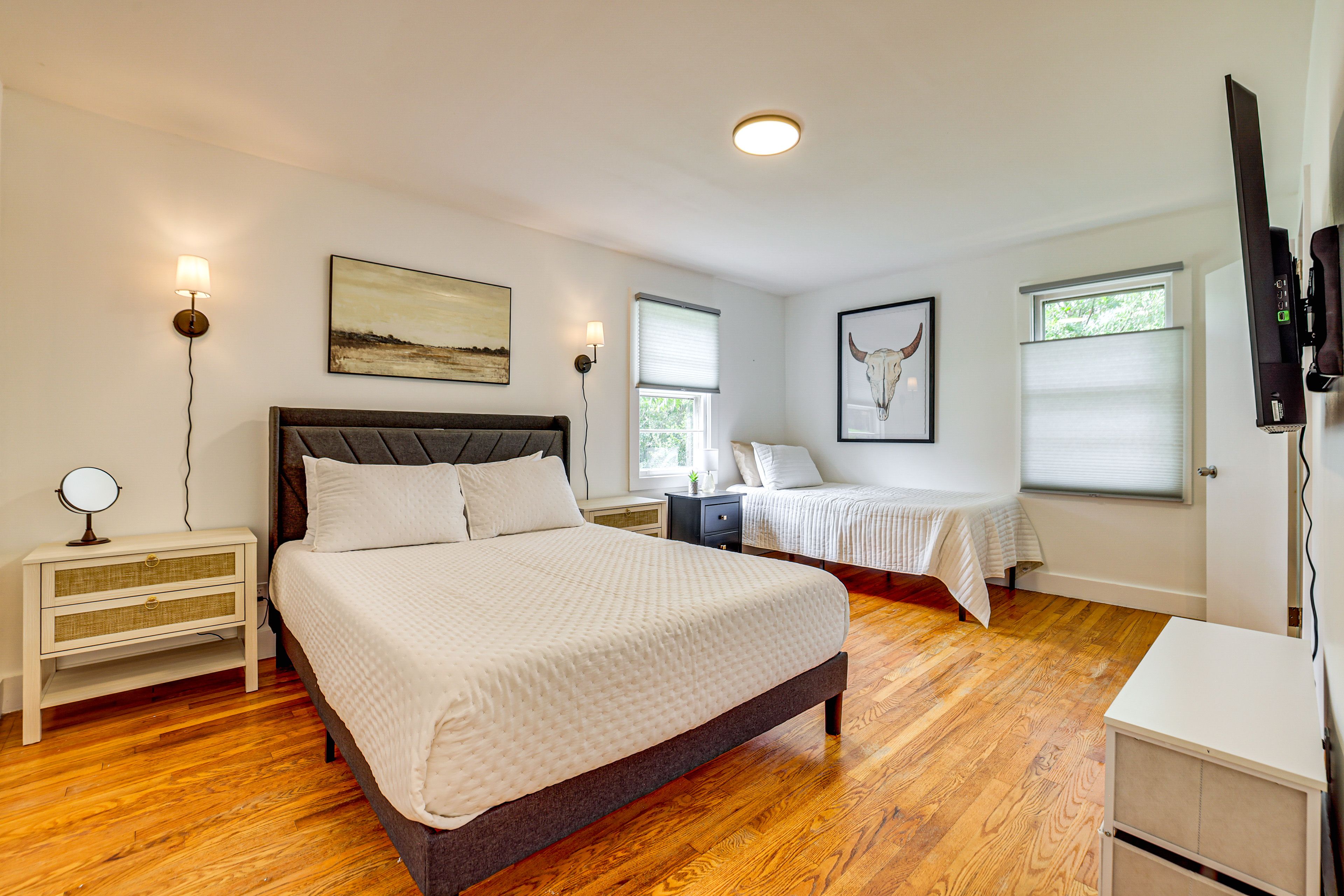 Bedroom 1 | Queen Bed | Twin Bed | Linens Provided