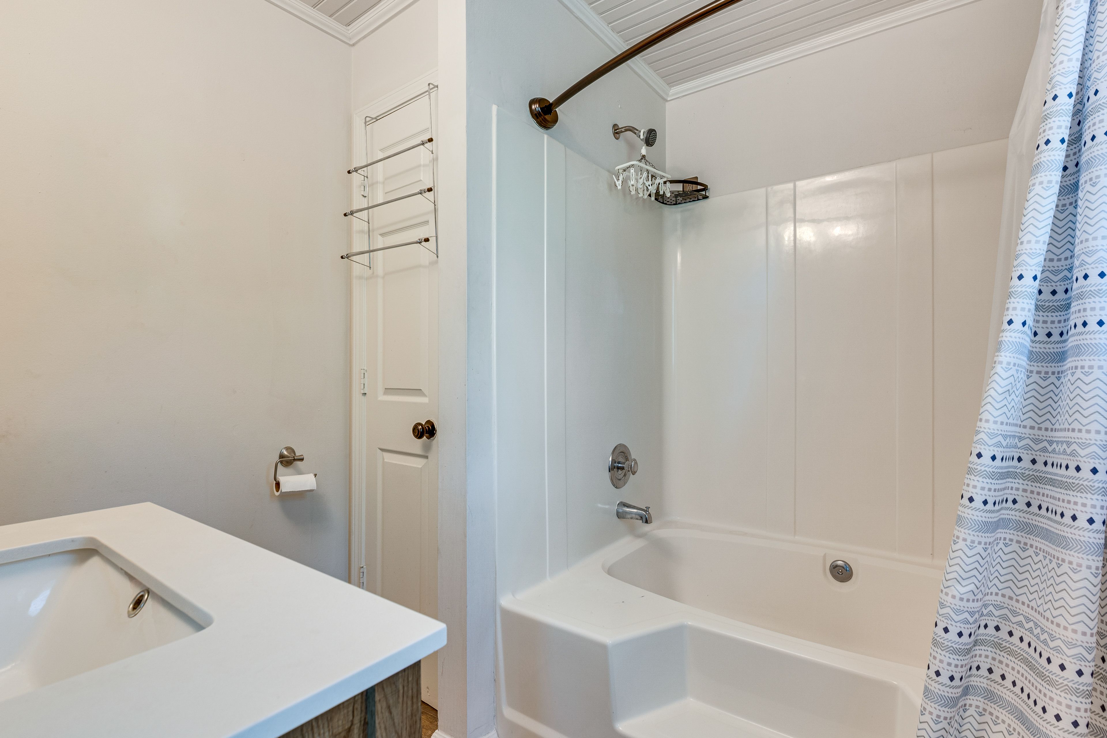Full Bathroom | 2nd Floor | Complimentary Toiletries | Towels Provided
