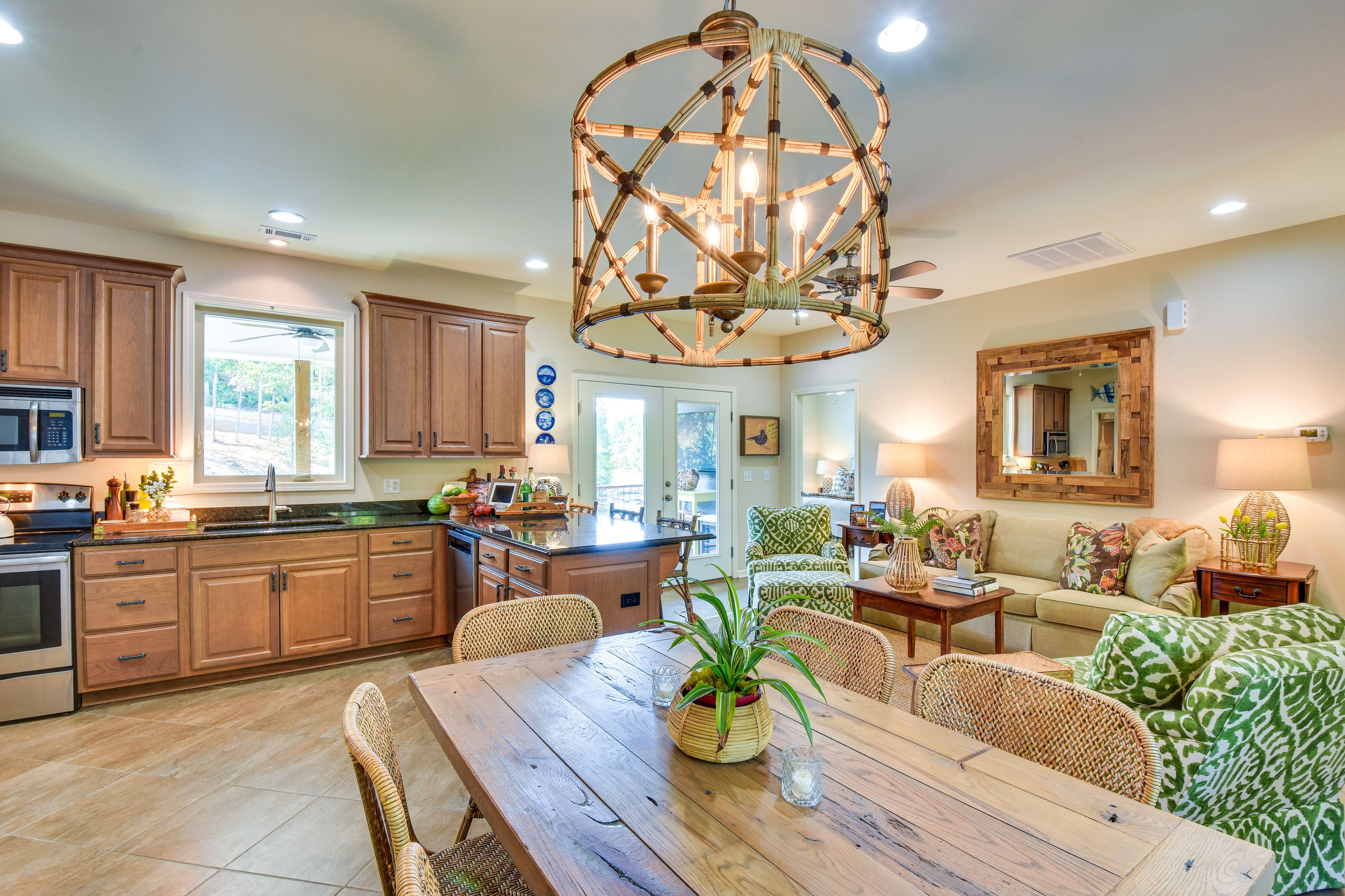 Dining Area | Dishware/Flatware Provided | Main Floor