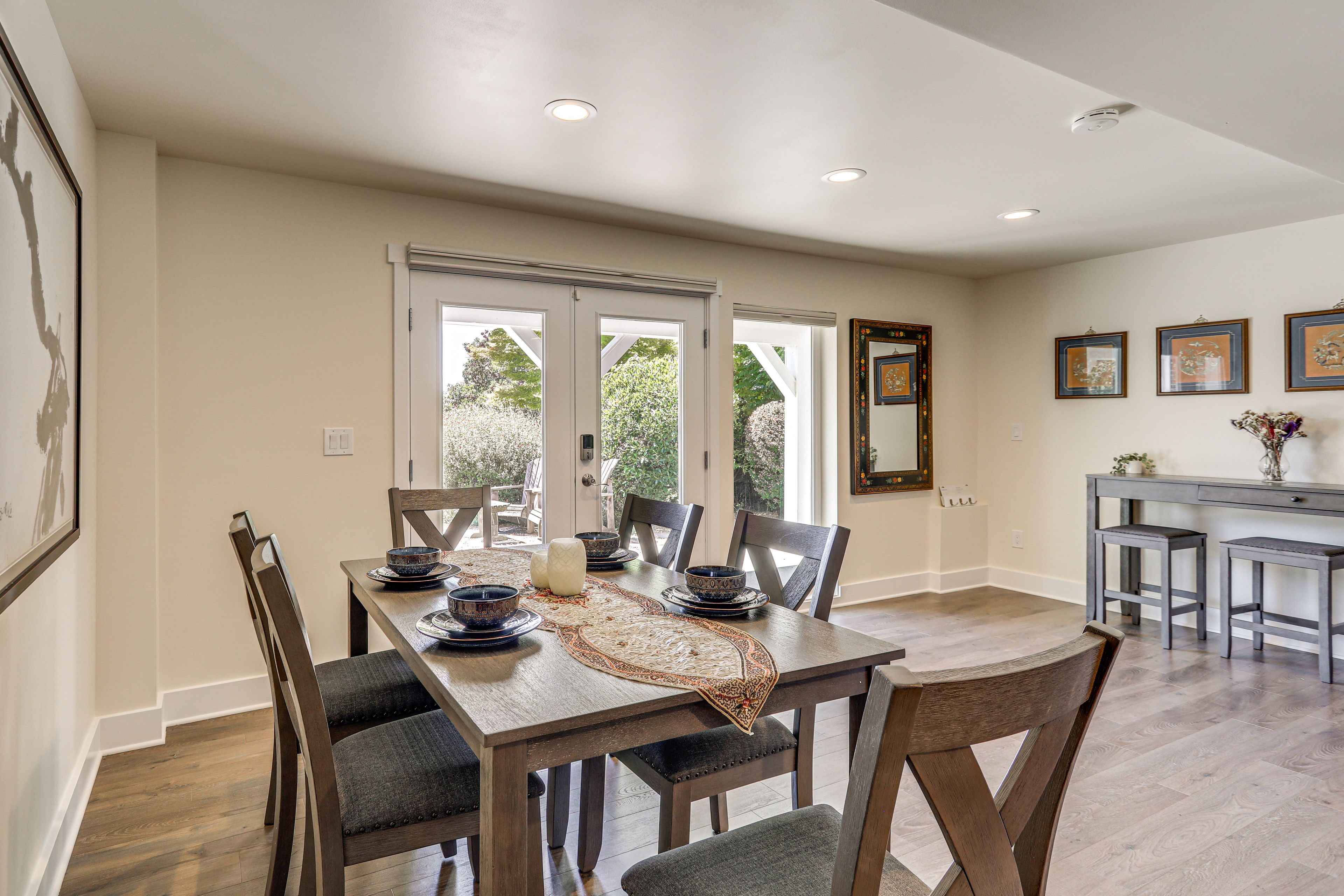 Dining Area | Dishware/Flatware