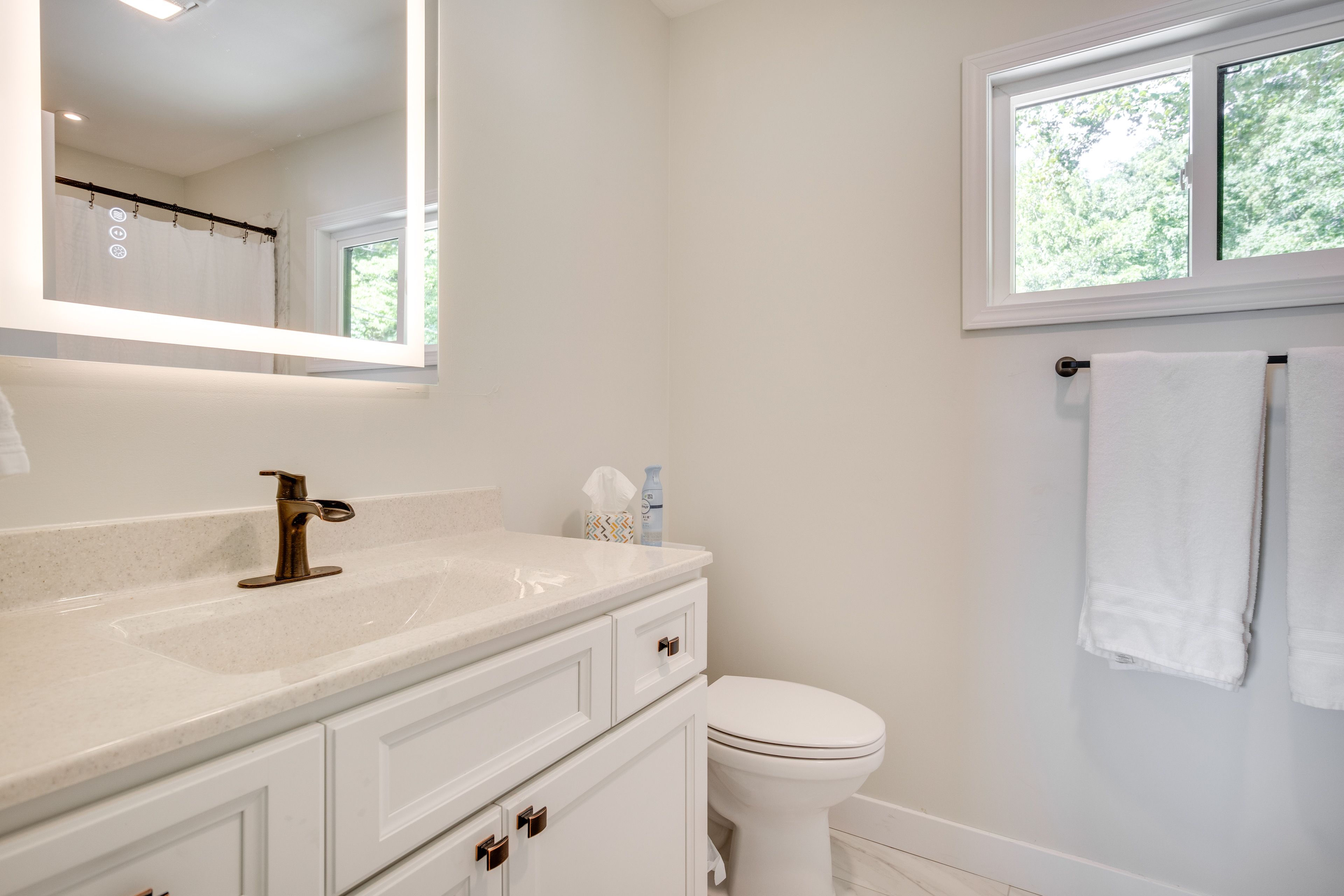 En-Suite Full Bathroom | 2nd Floor | Towels & Linens Provided