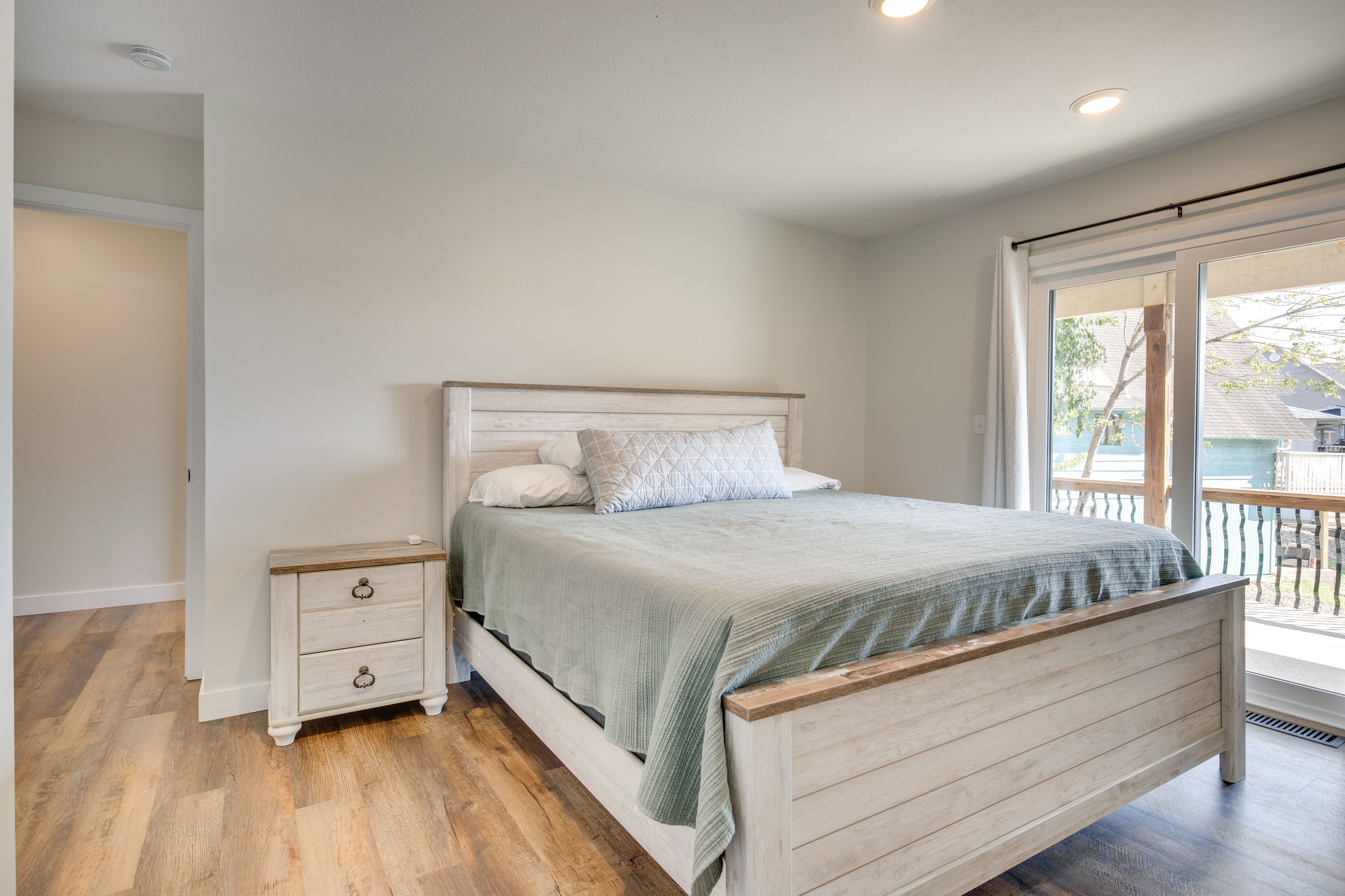 Bedroom 1 | King Bed | 2nd Floor | Deck Access | En-Suite Bathroom