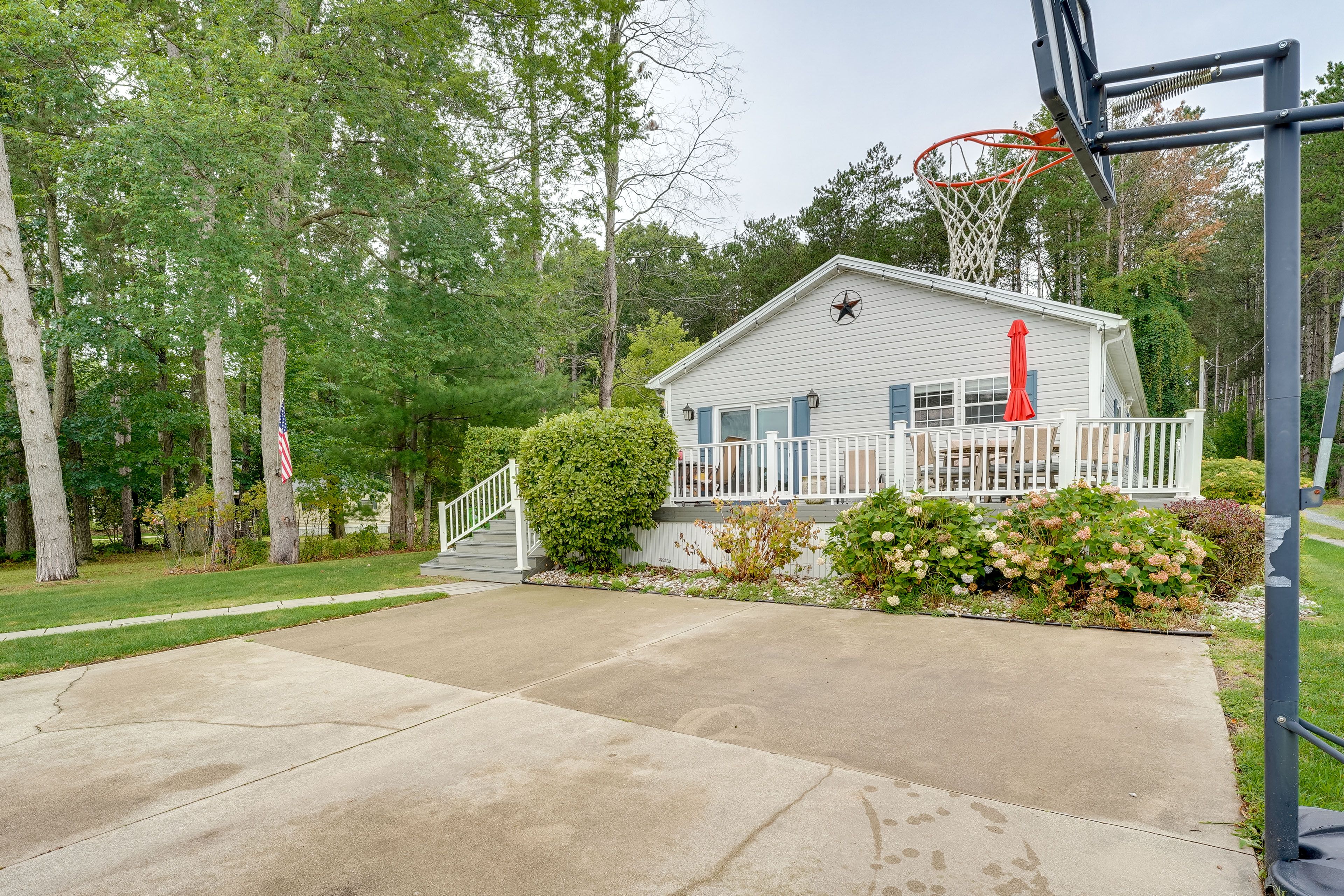 Property Exterior | Spacious Yard | Basketball Hoop