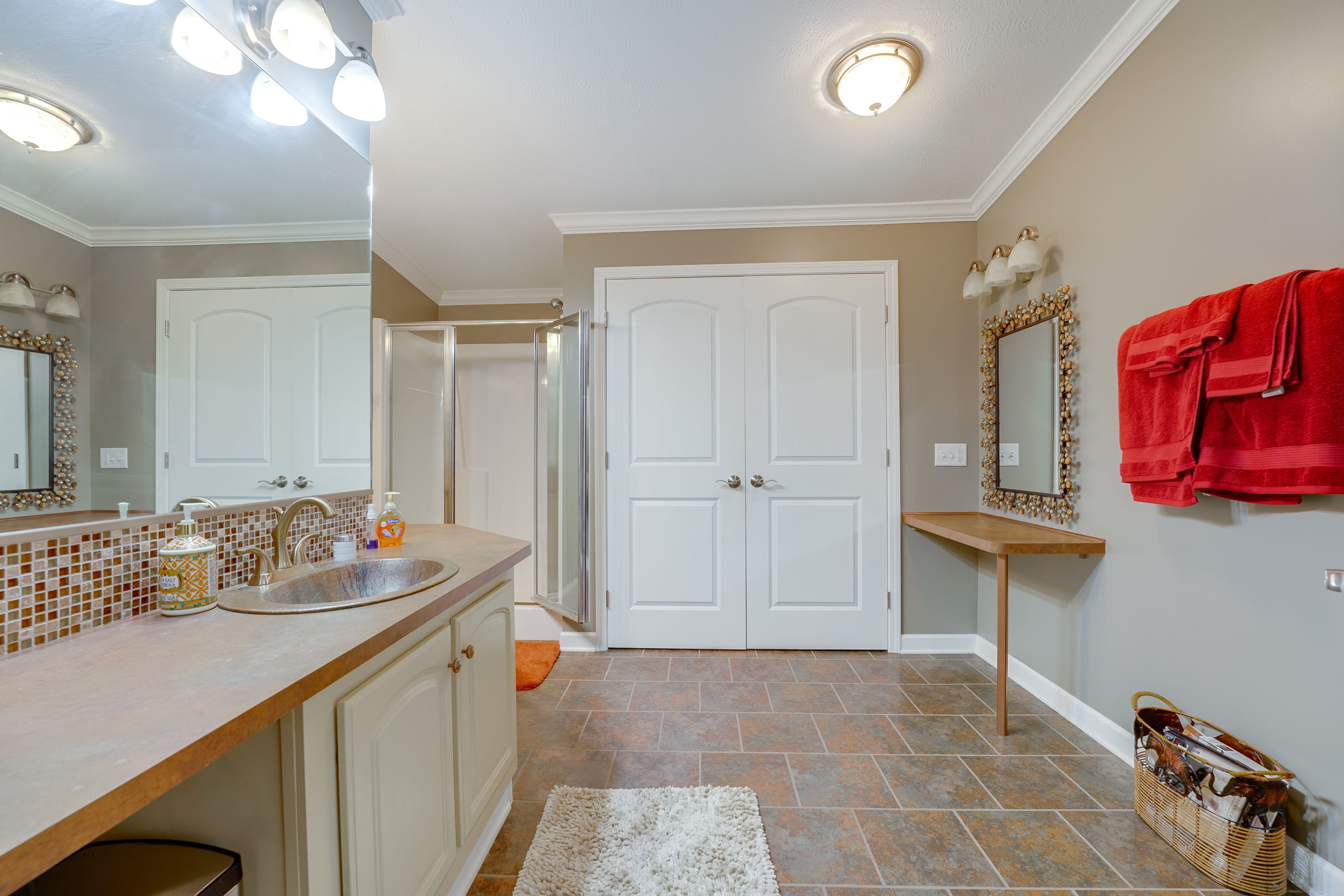 Full Bathroom | Towels Provided