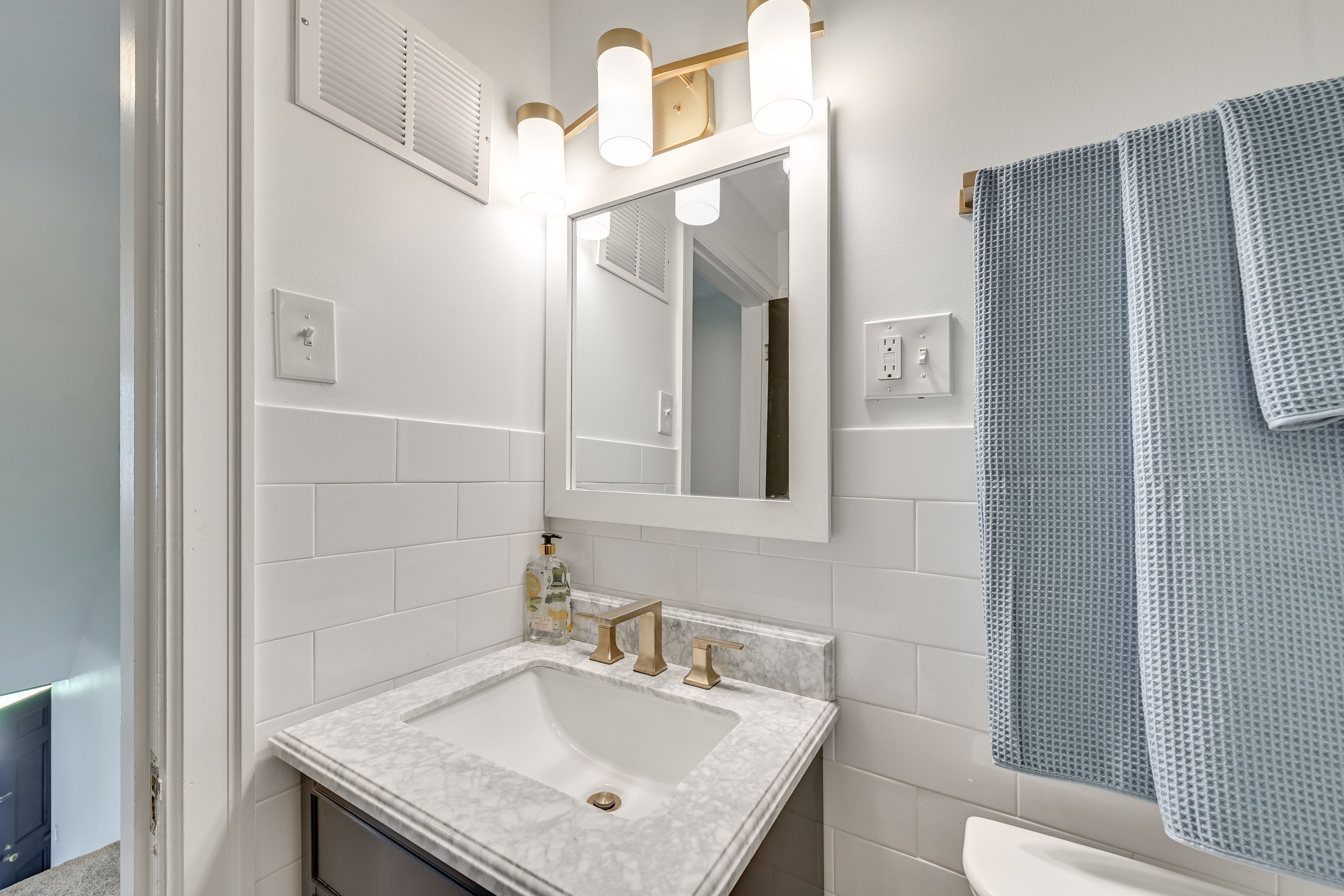 Full Bathroom | 2nd Floor | Towels Provided | Complimentary Toiletries