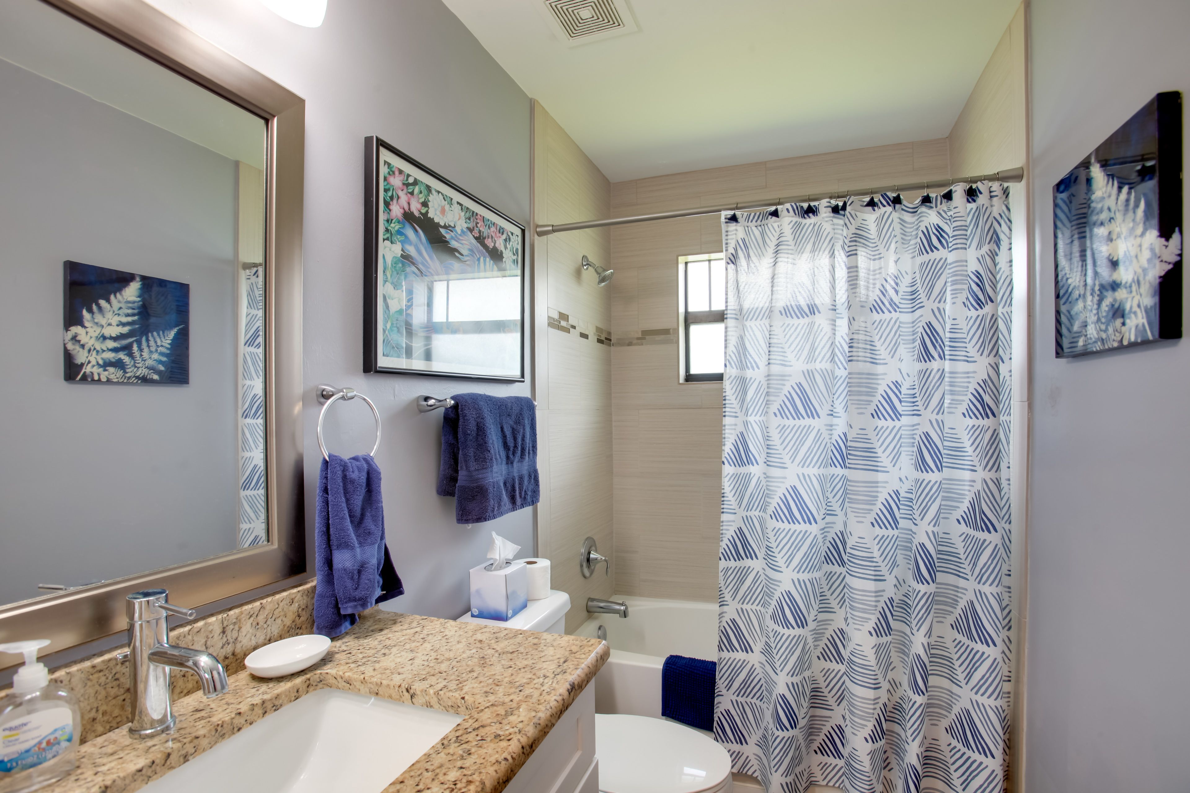 Full Bathroom | Towels Provided