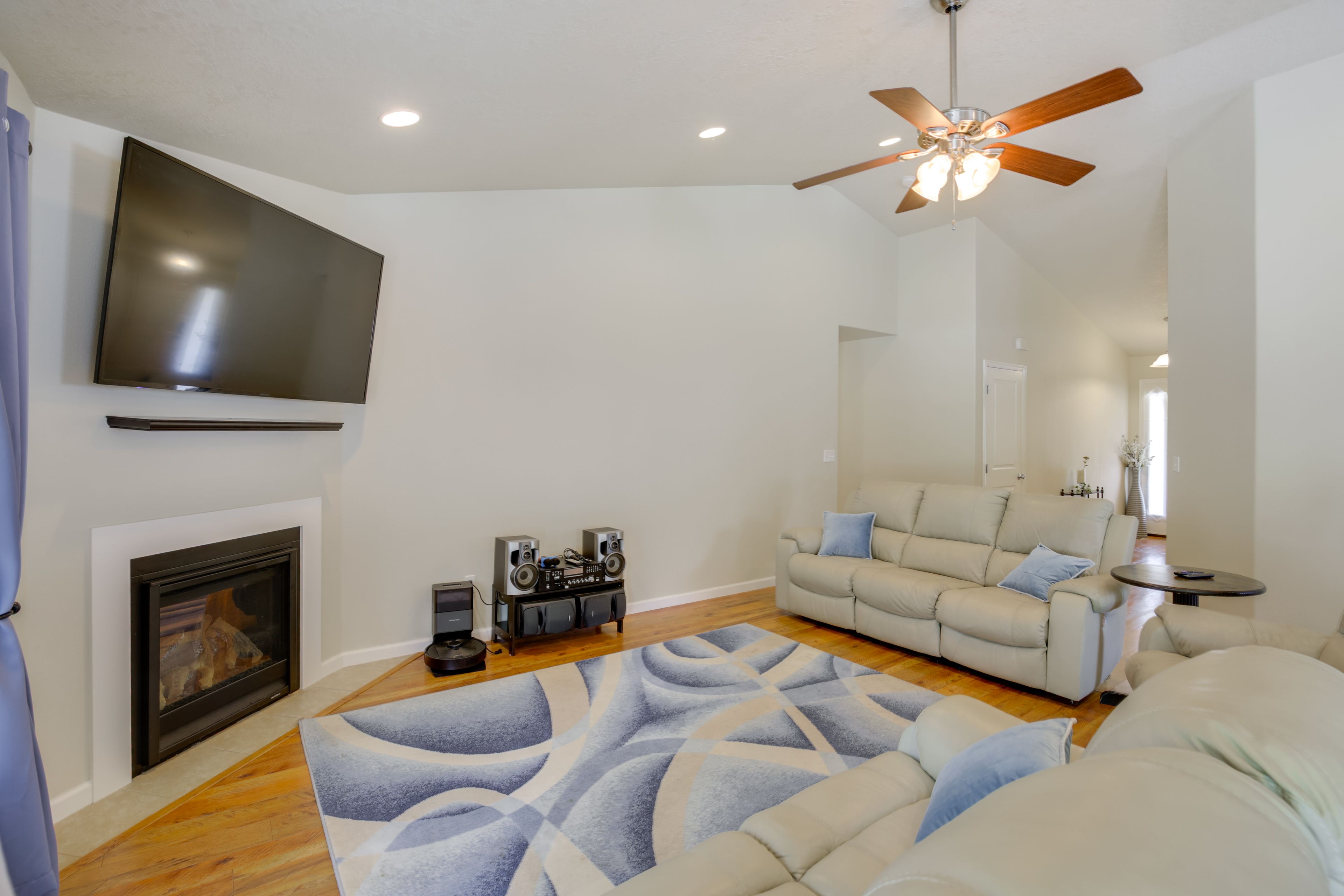 Mill City Vacation Rental | 3BR | 2.5BA | Steps Required | 1,940 Sq Ft