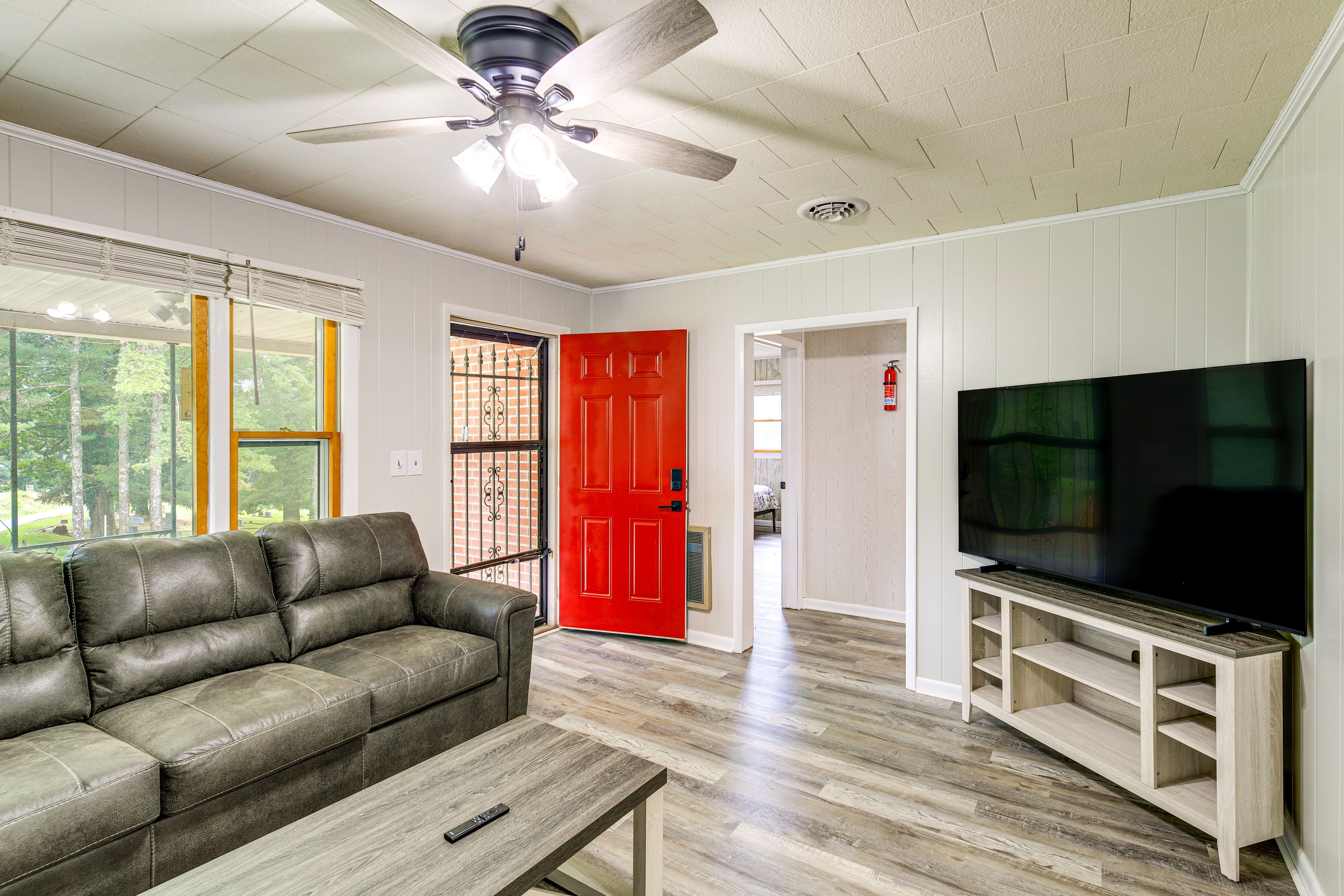Living Room | Smart TV | Central A/C & Heating | Free WiFi