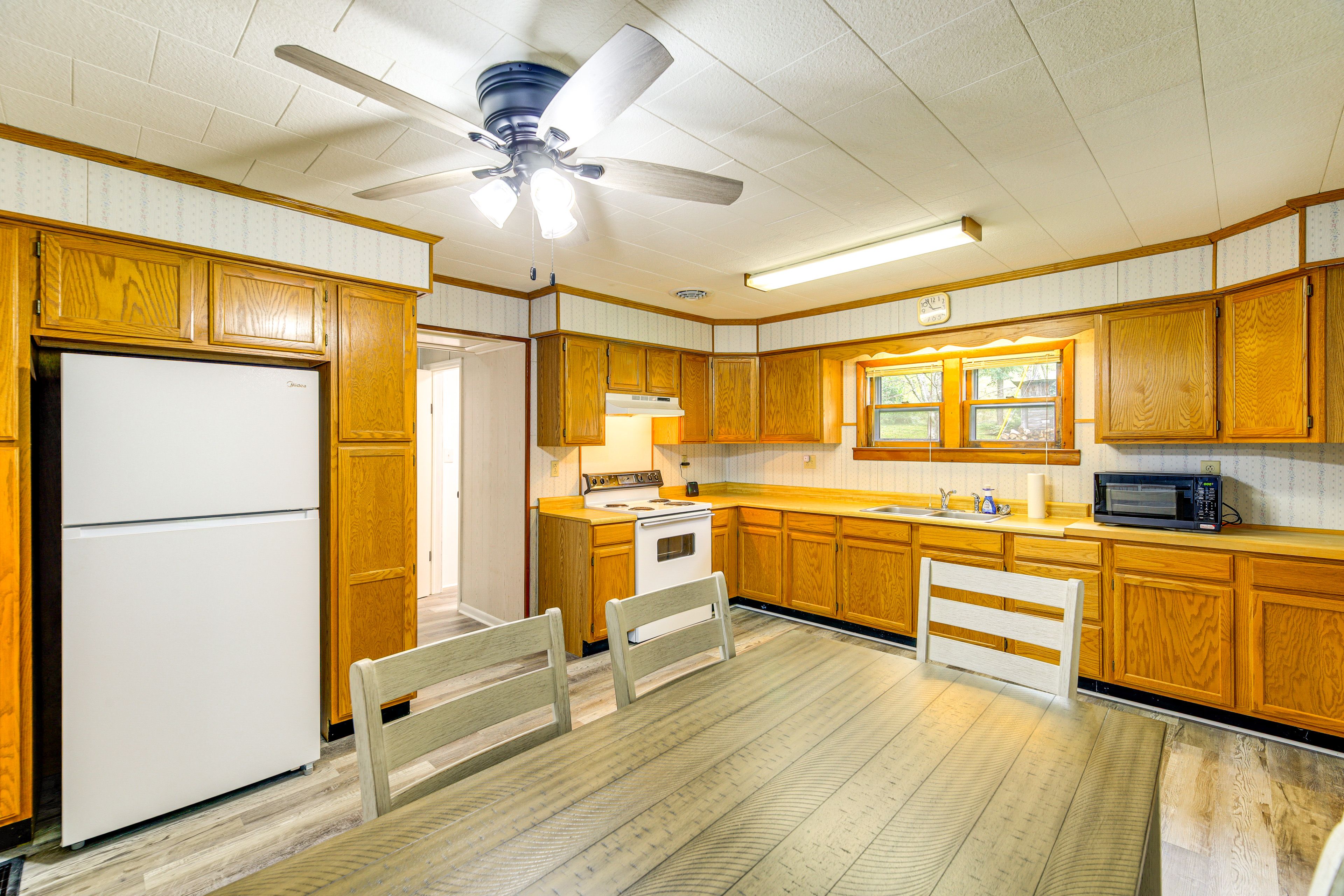 Kitchen & Dining Area | Dishware/Flatware