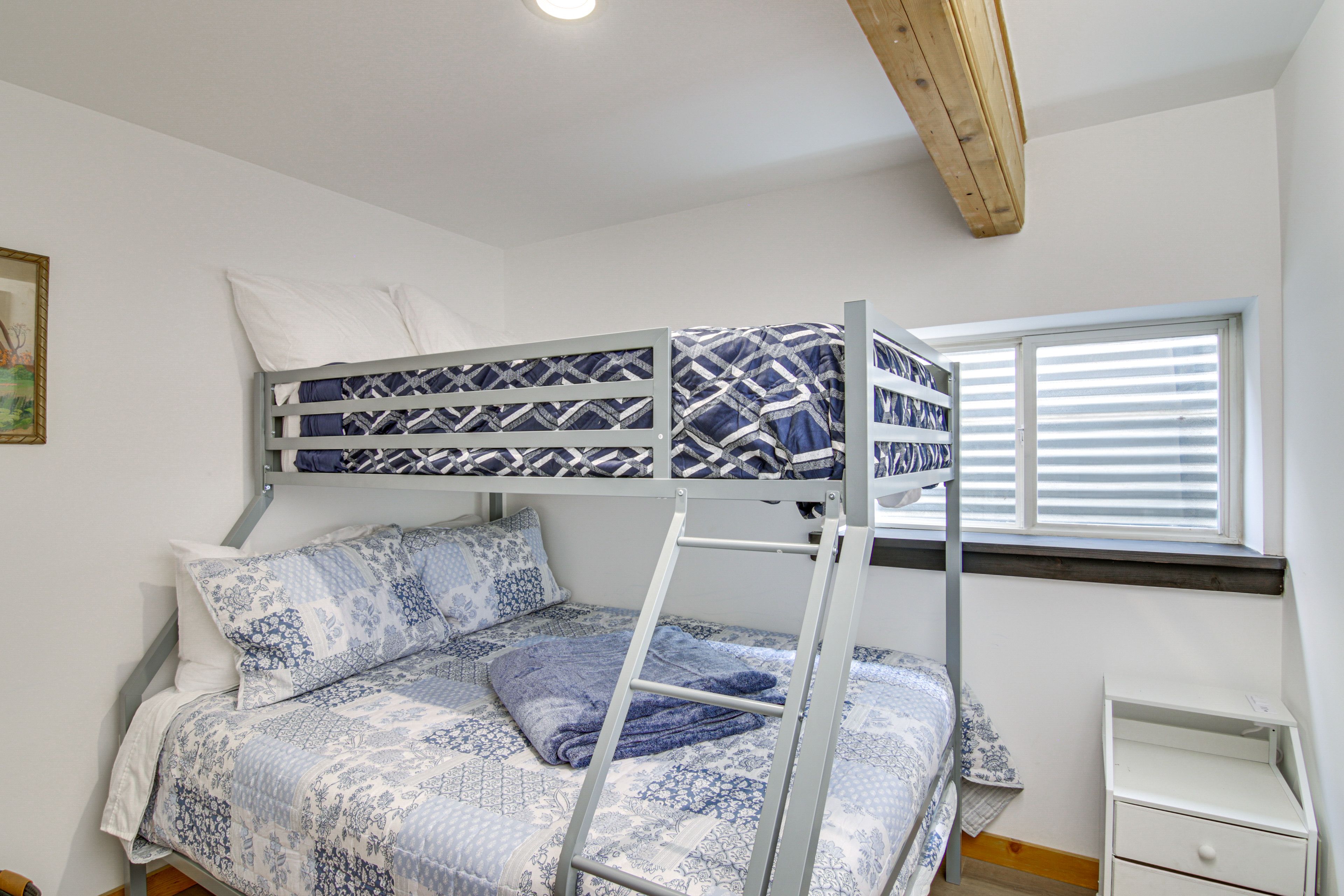 Bedroom 2 | Twin/Queen Bunk Bed