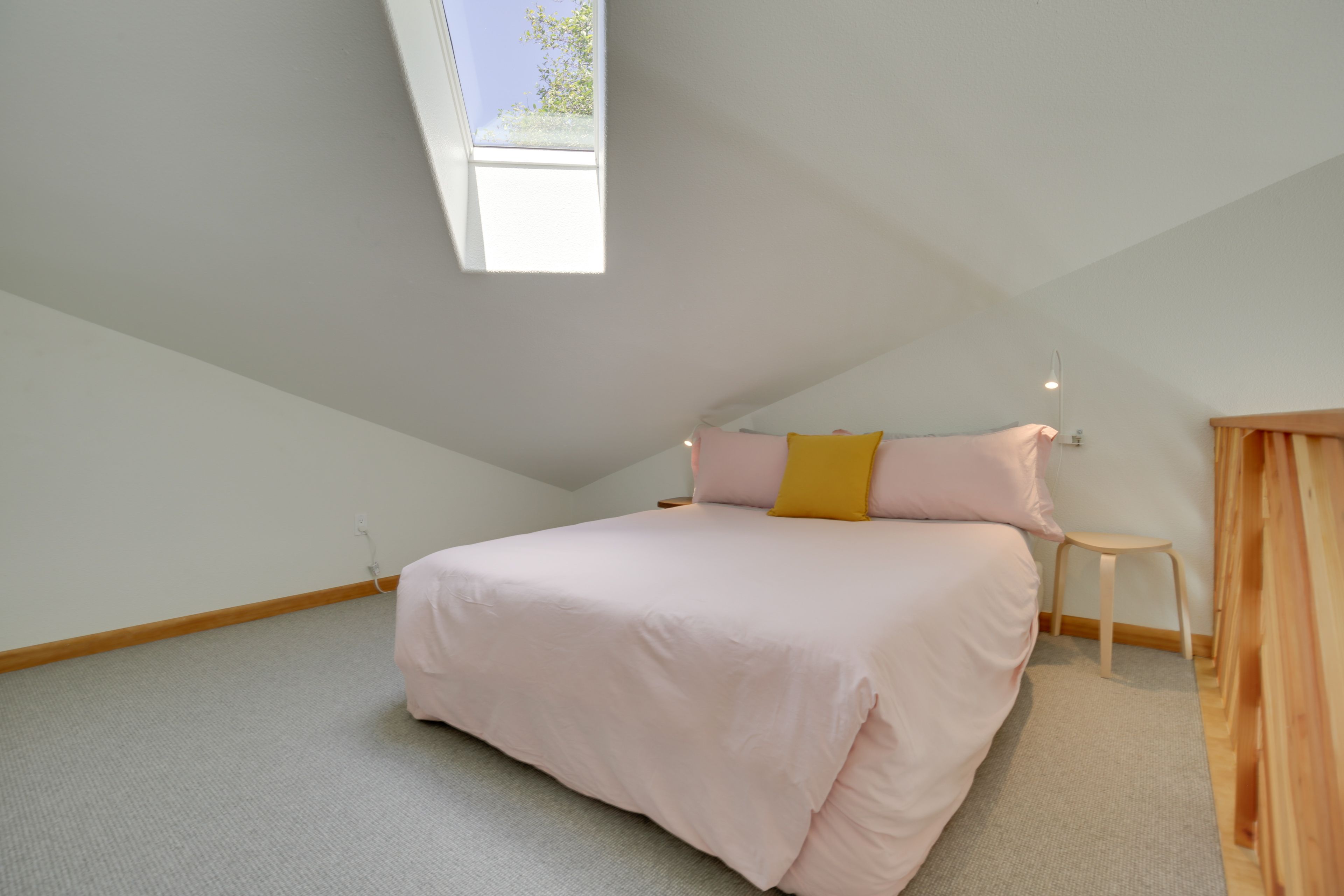 Studio Loft | Queen Bed | 2nd Floor | Smart TV