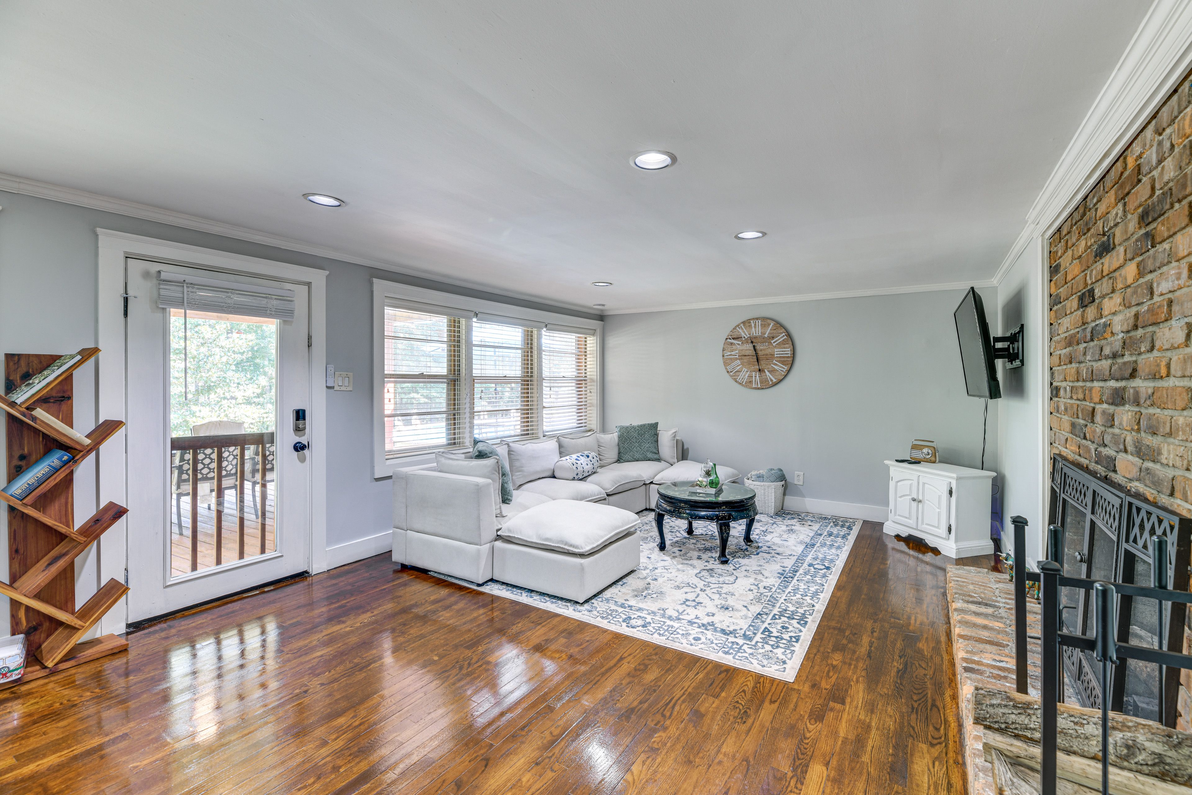 Living Room | Smart TV | Wood-Burning Fireplace