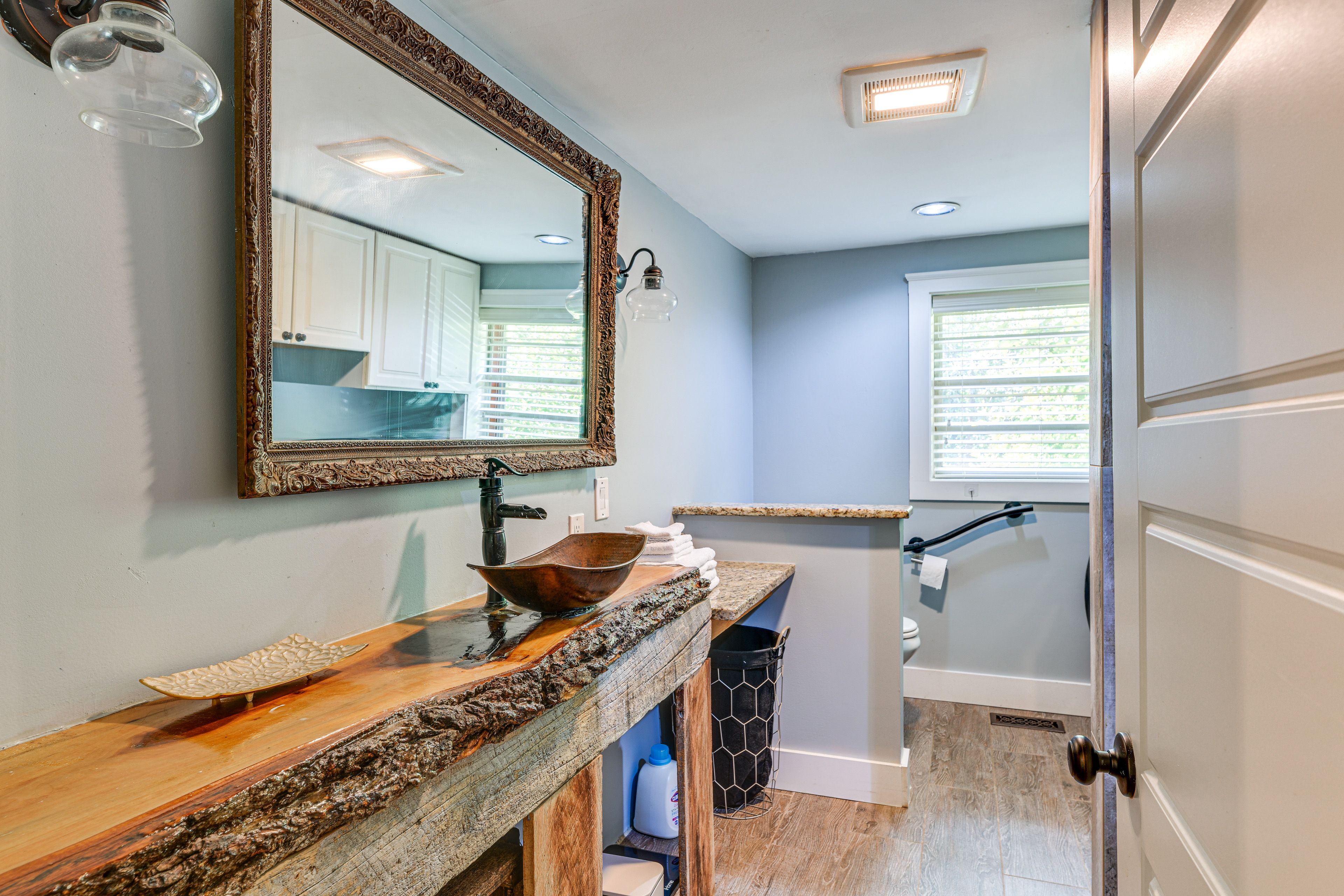 Full Bathroom | Towels Provided