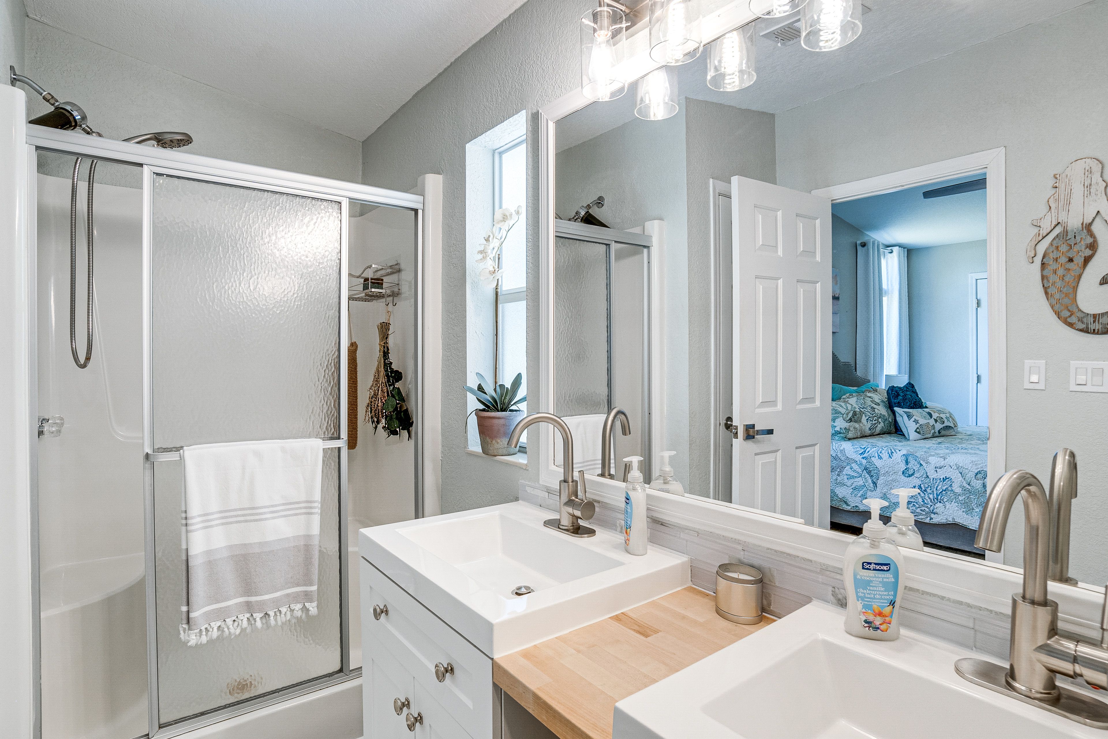 Full Bathroom | Towels Provided