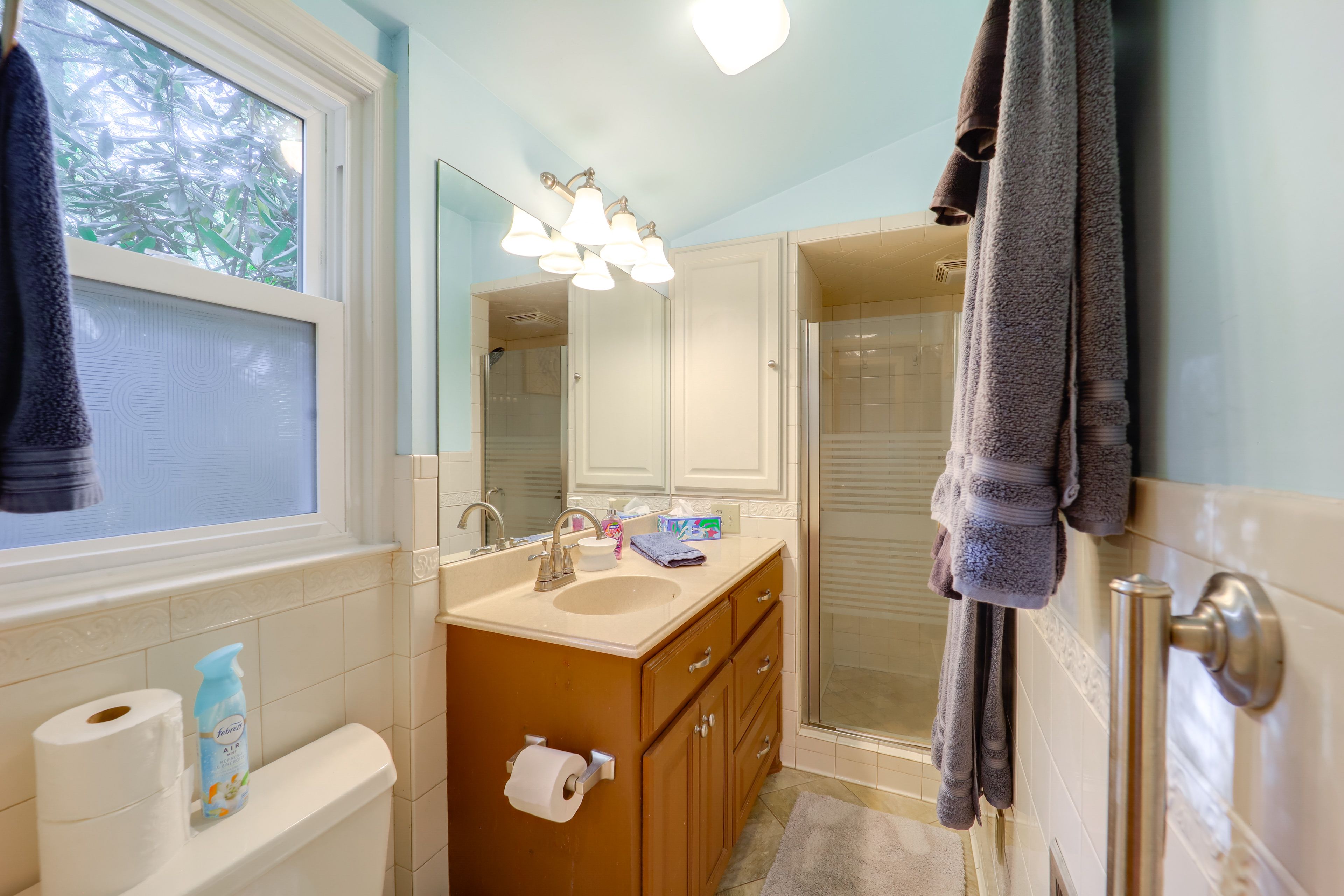 Full Bathroom | Towels Provided | Complimentary Toiletries