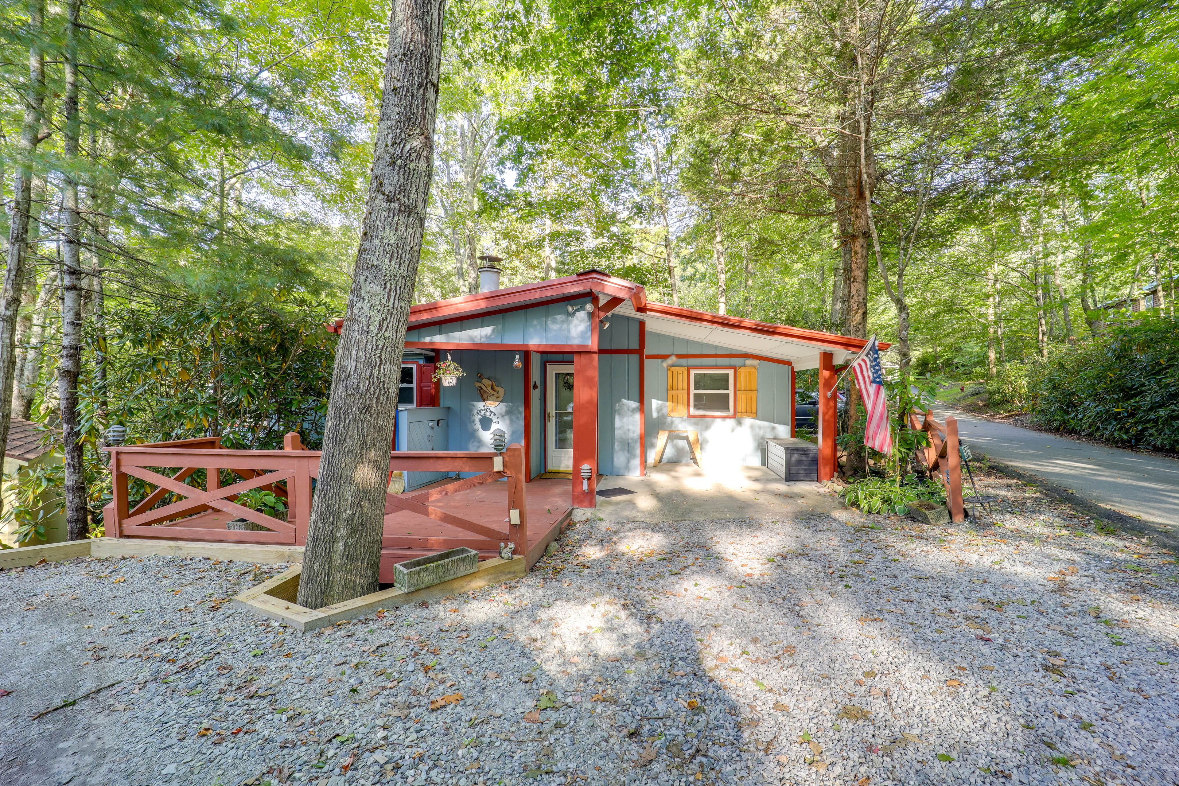 Newland Vacation Rental | 2BR | 1BA | 925 Sq Ft | 1 Step Required