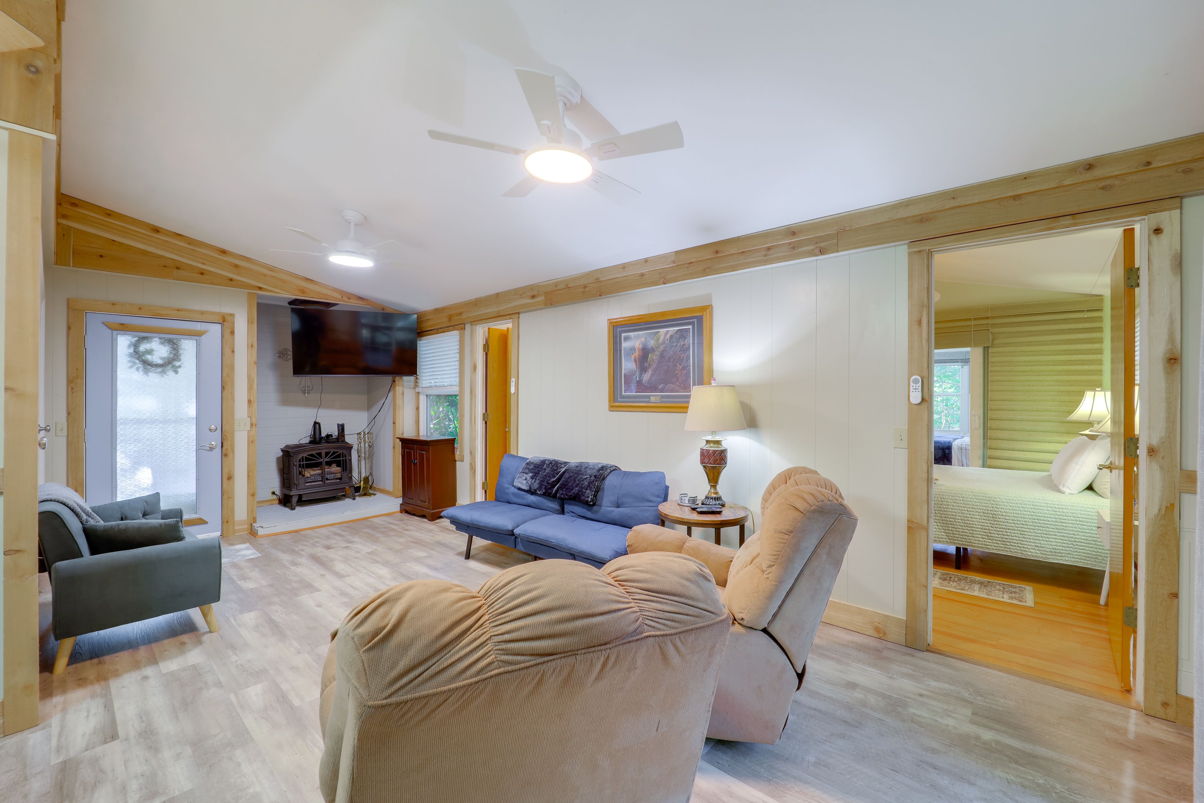 Living Room | Full Futon | Smart TV | Fireplace