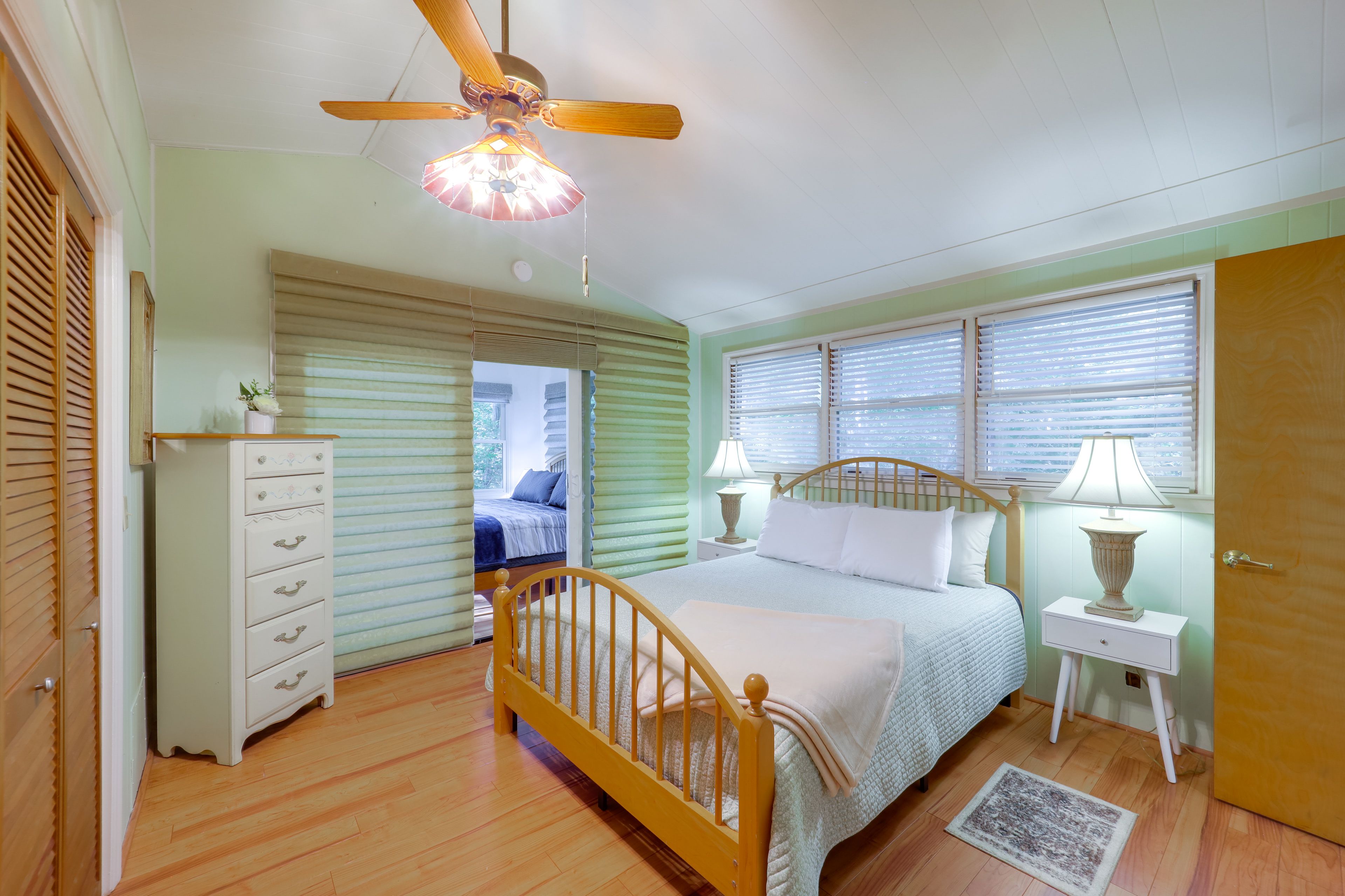 Bedroom 2 | Queen Bed