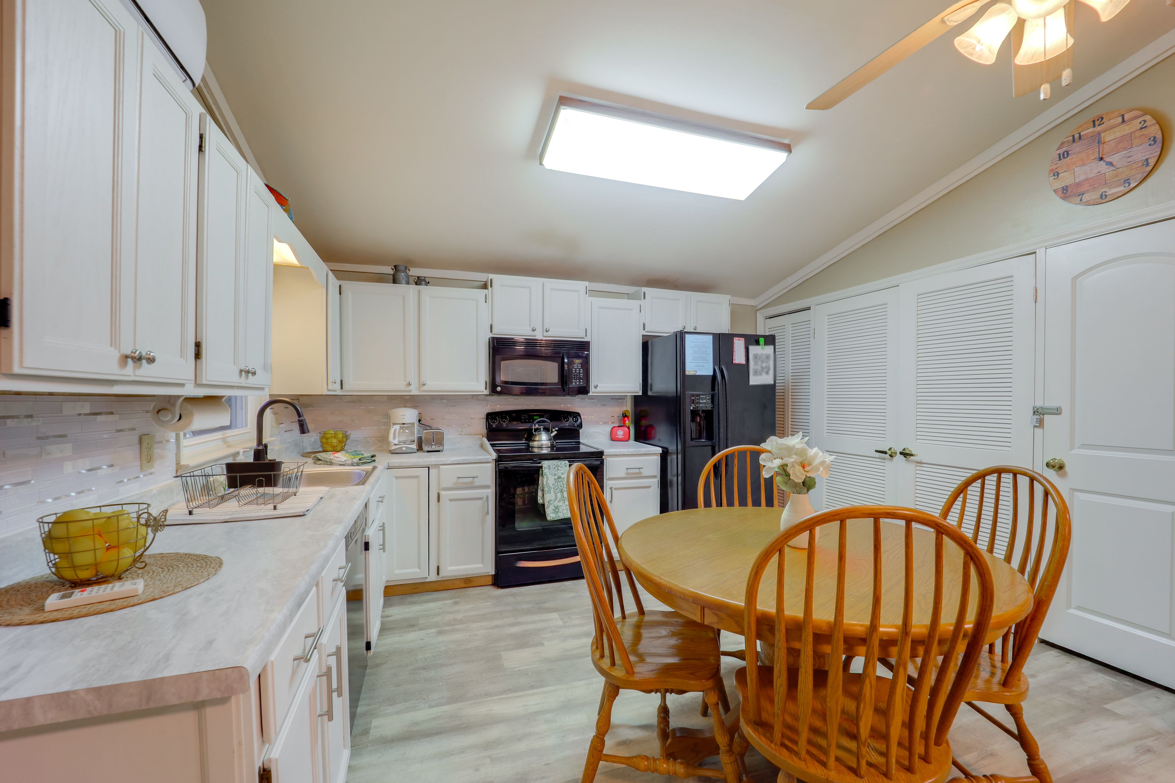 Kitchen & Dining Area | Dishwasher | Tea Kettle