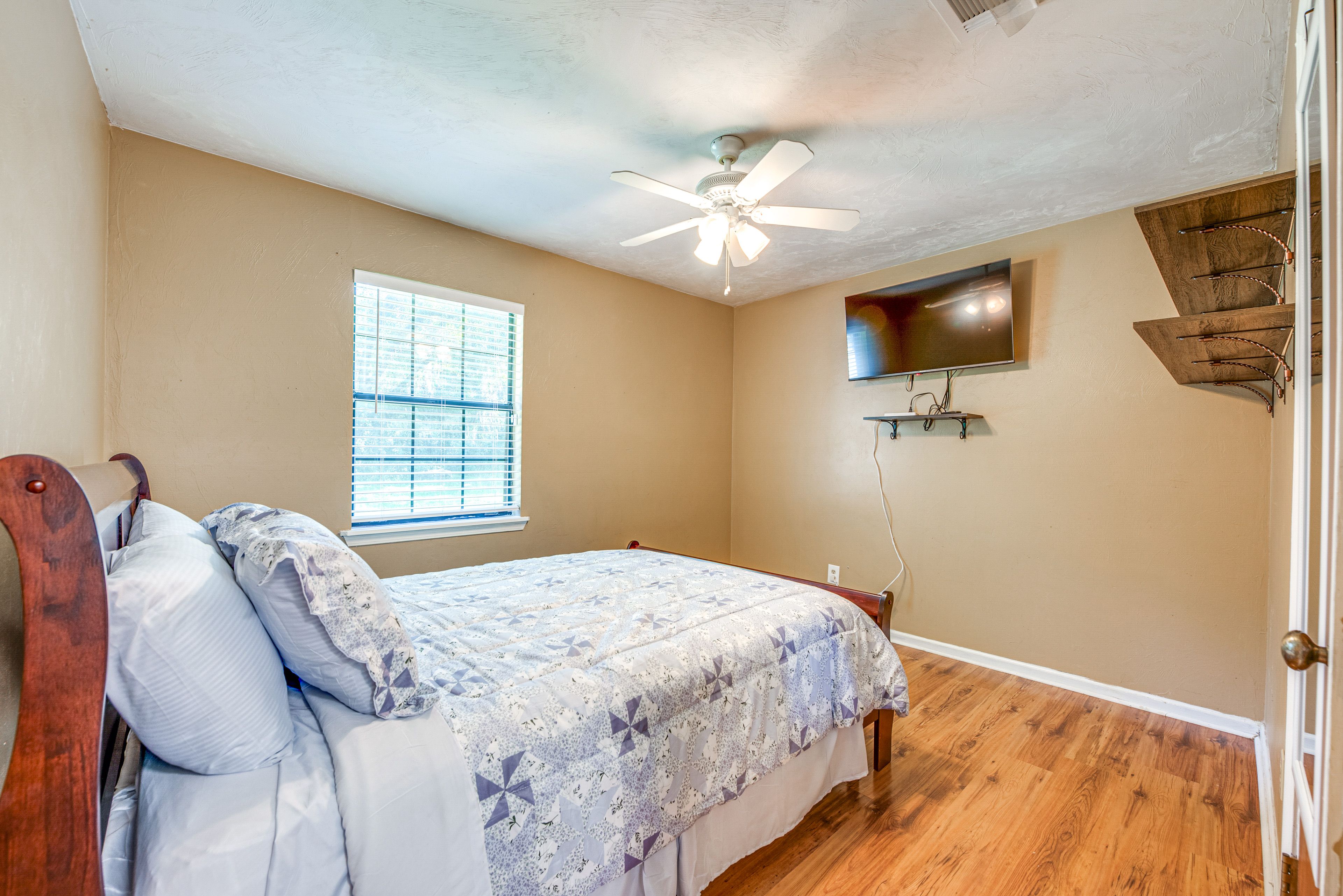 Bedroom 2 | Queen Bed