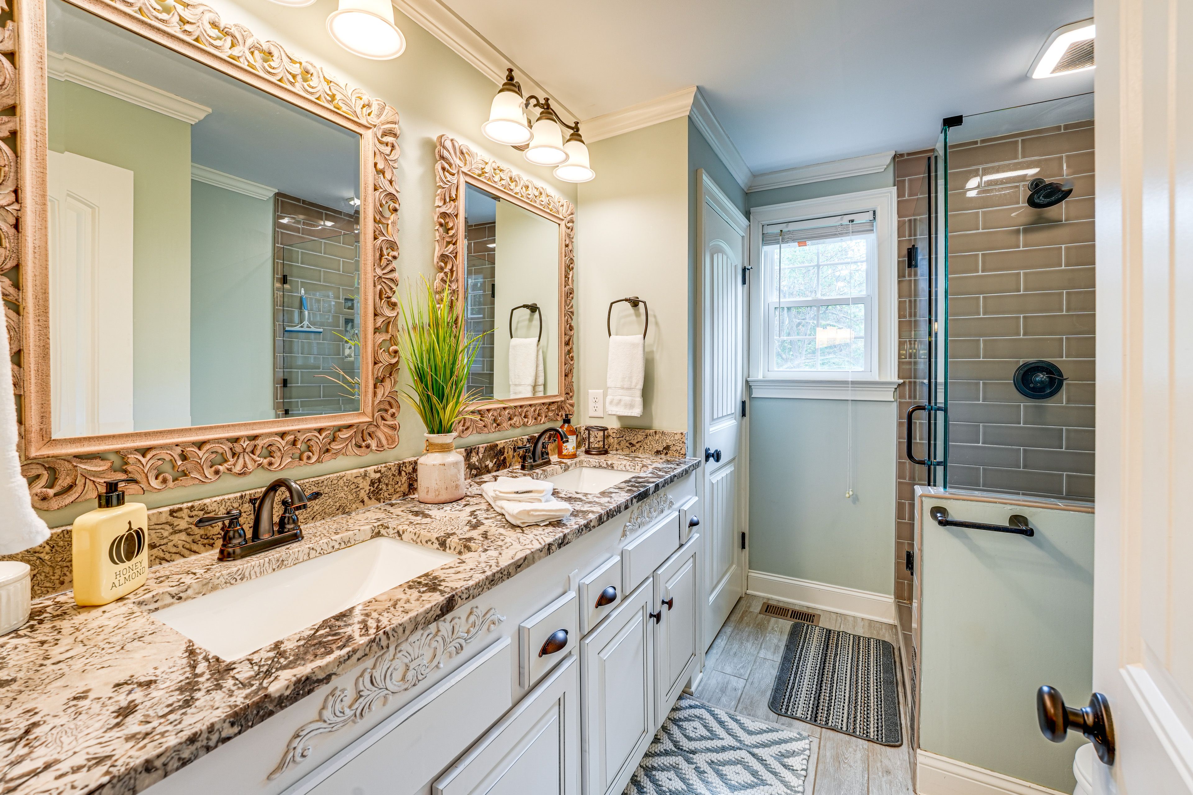 Full Bathroom | Towels Provided