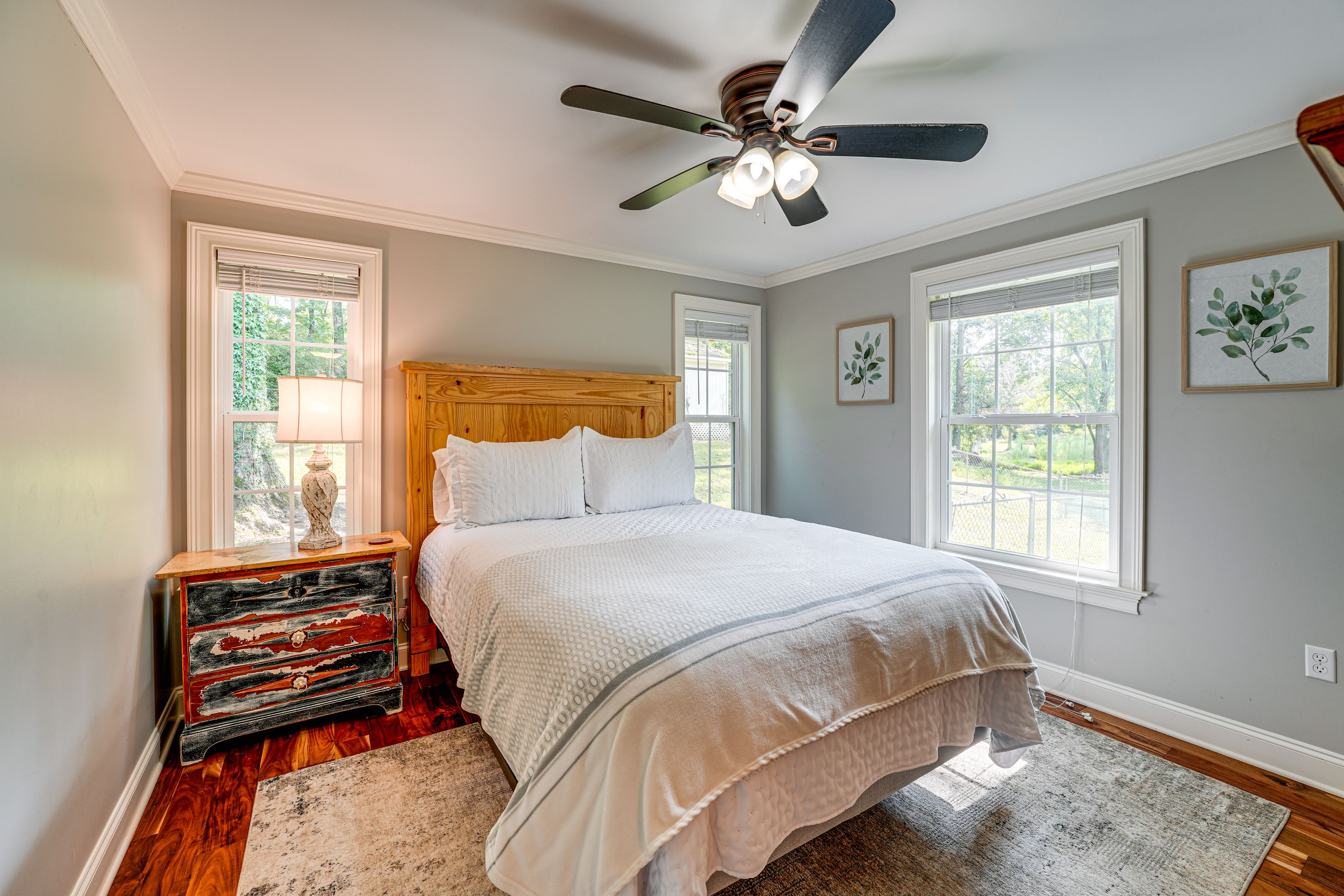 Bedroom 2 | Queen Bed | TV