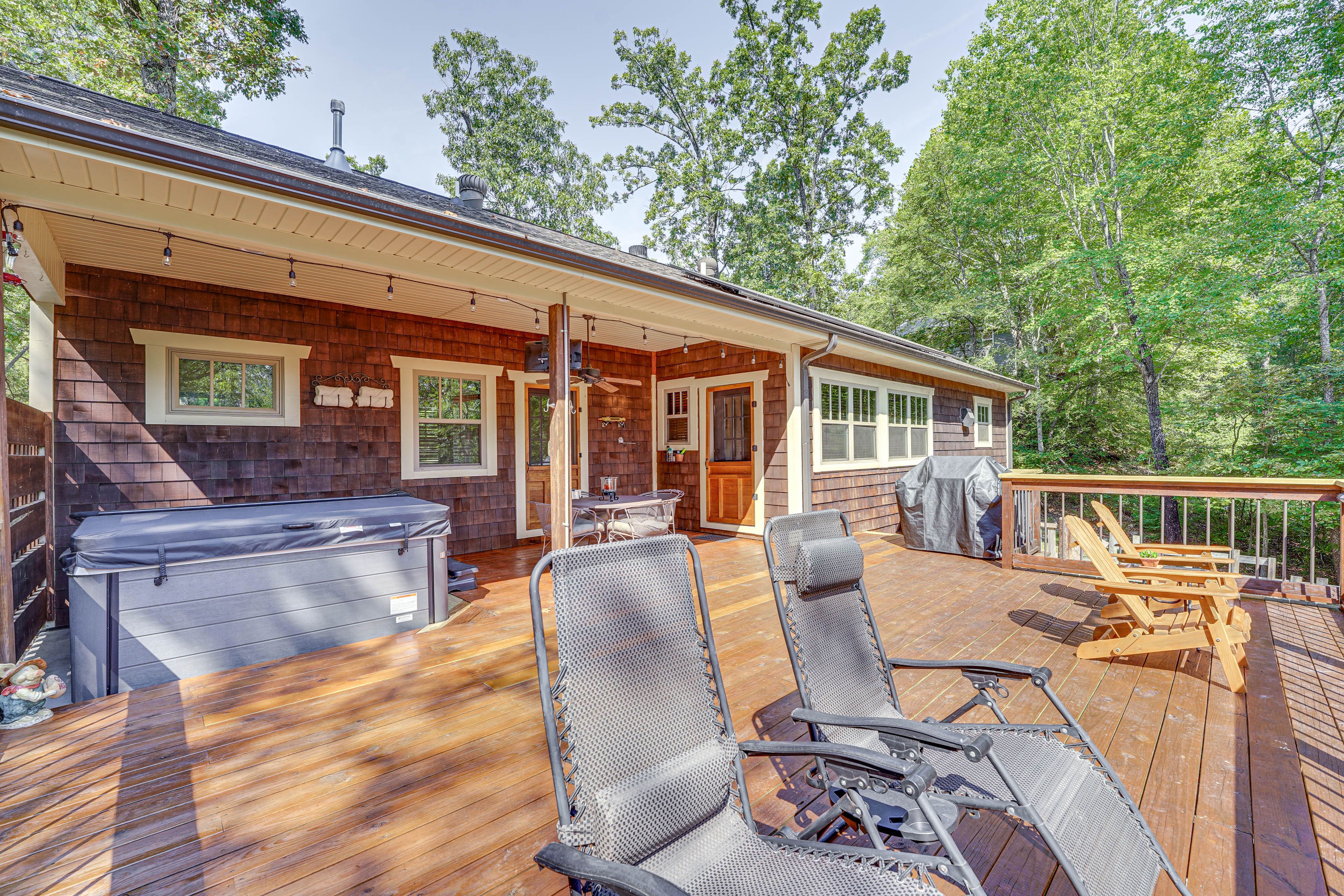 Deck | Private Hot Tub | Gas Grill | Dining Area | Smart TV