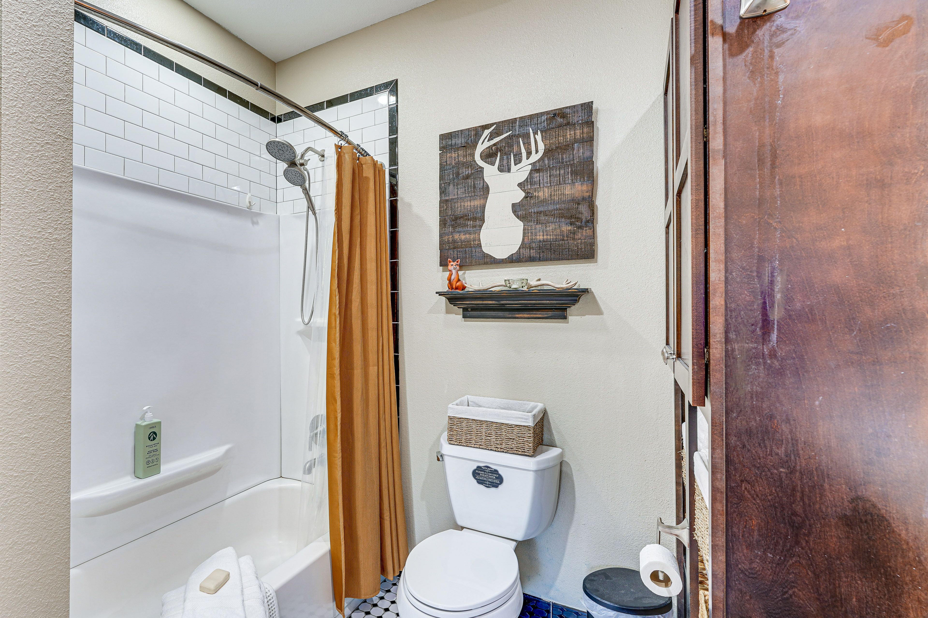 Full Bathroom | Complimentary Toiletries | Towels Provided