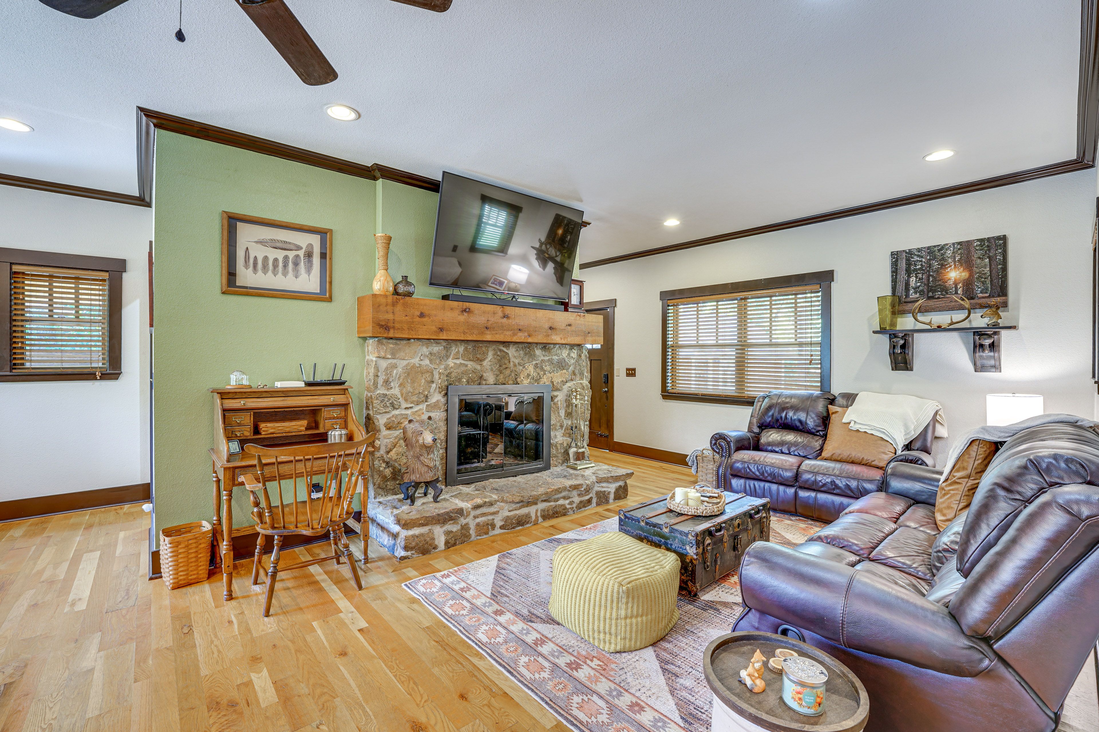 Living Room | Full Futon | Smart TV | Desk | Central Heating & A/C | Free WiFi