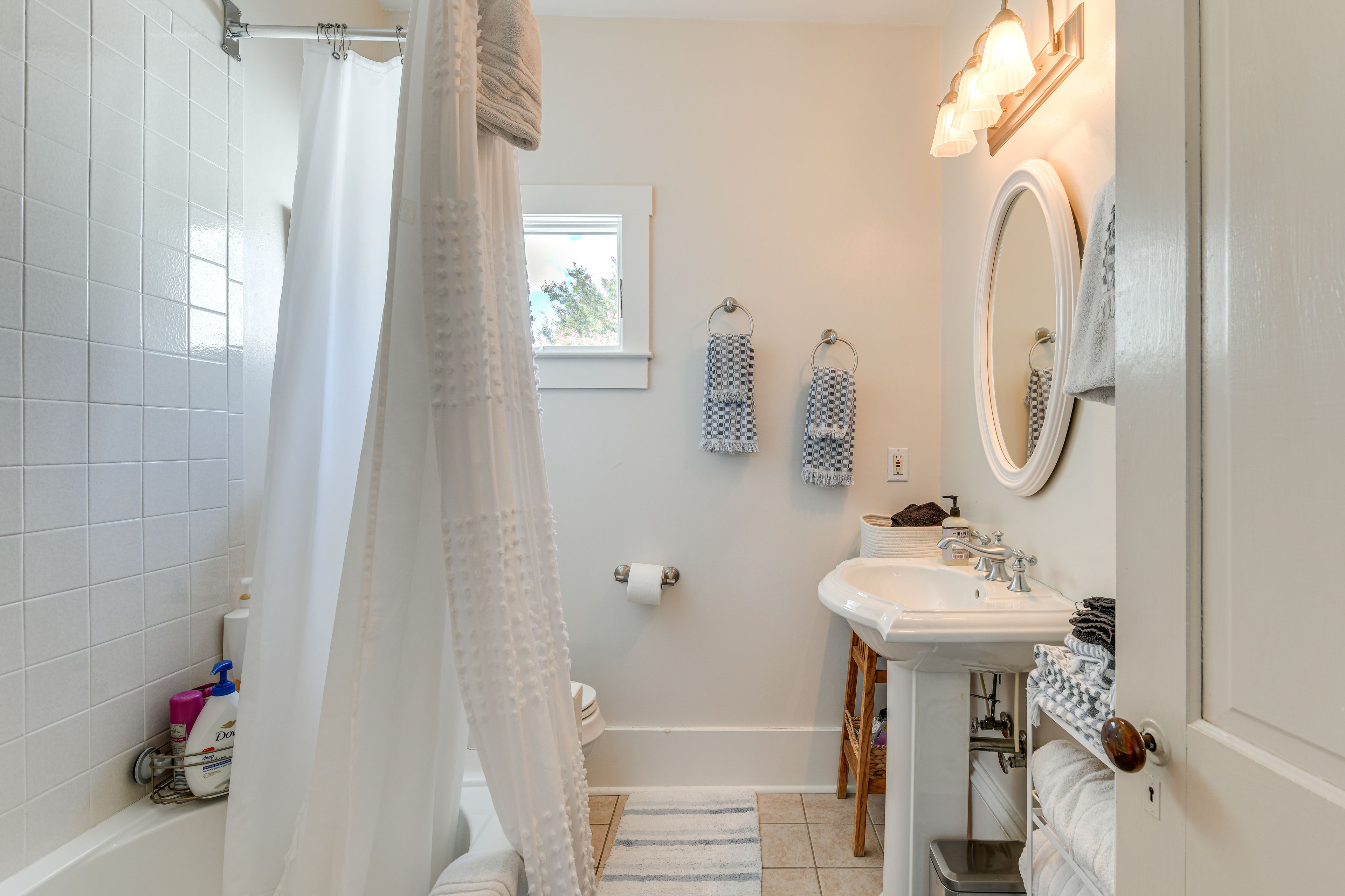 Full Bathroom | 2nd Floor | Towels Provided