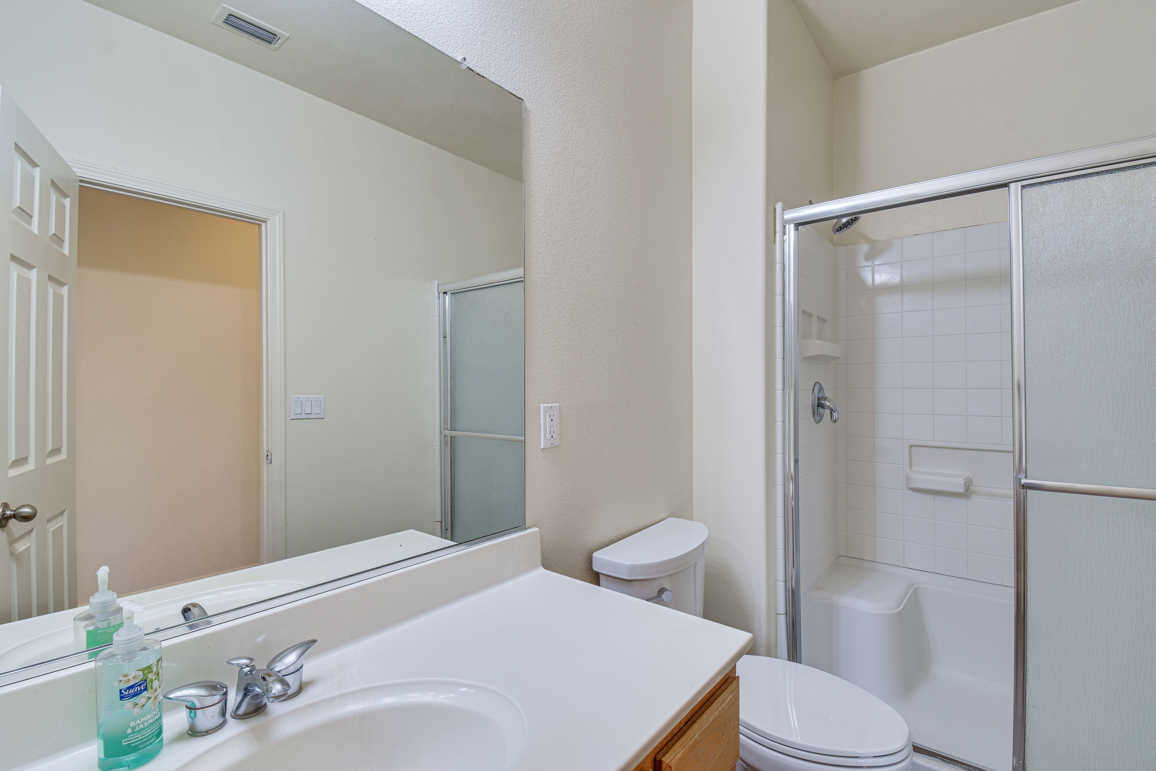 Full Bathroom | 1st Floor | Towels Provided