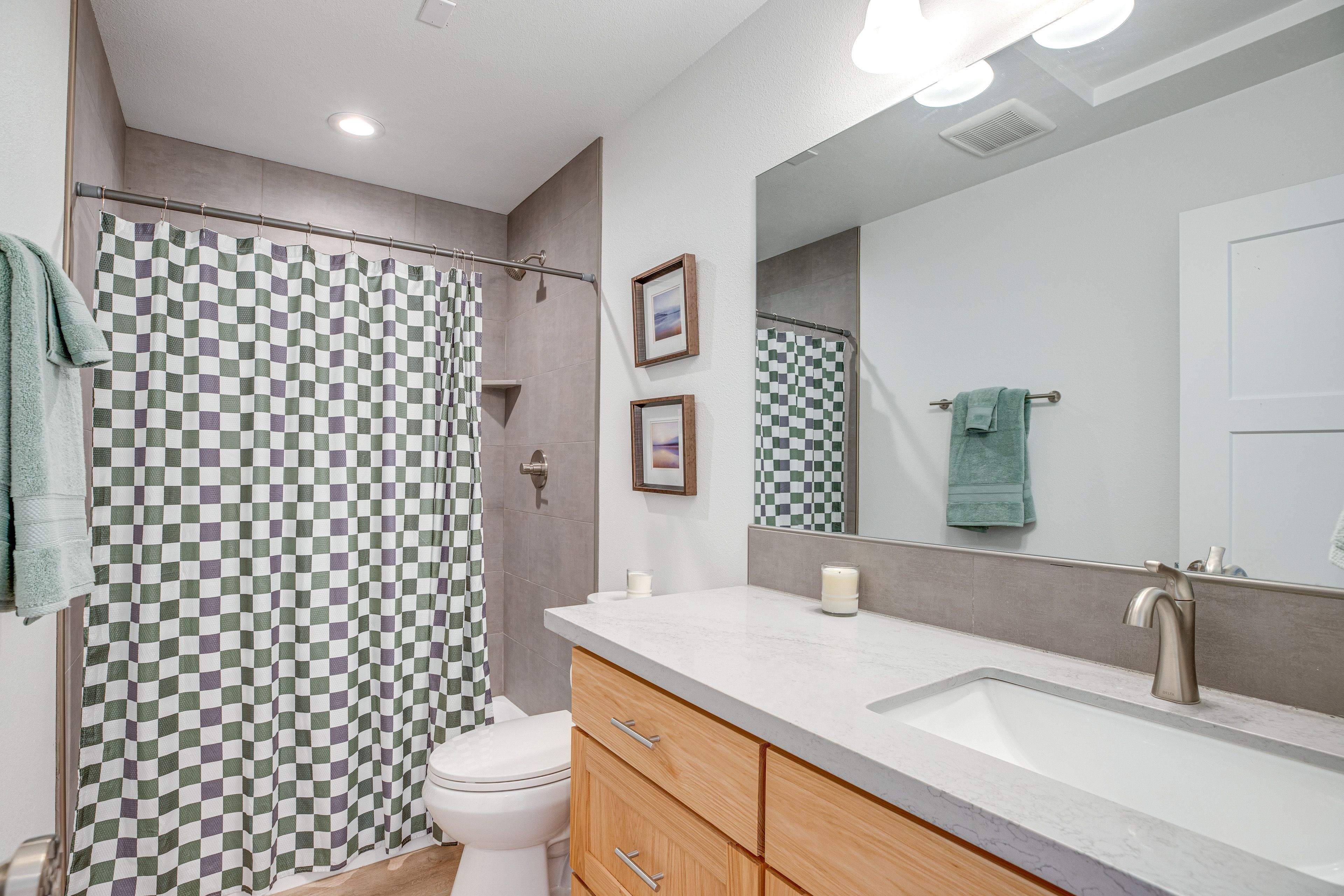 Full Bathroom | 2nd Floor