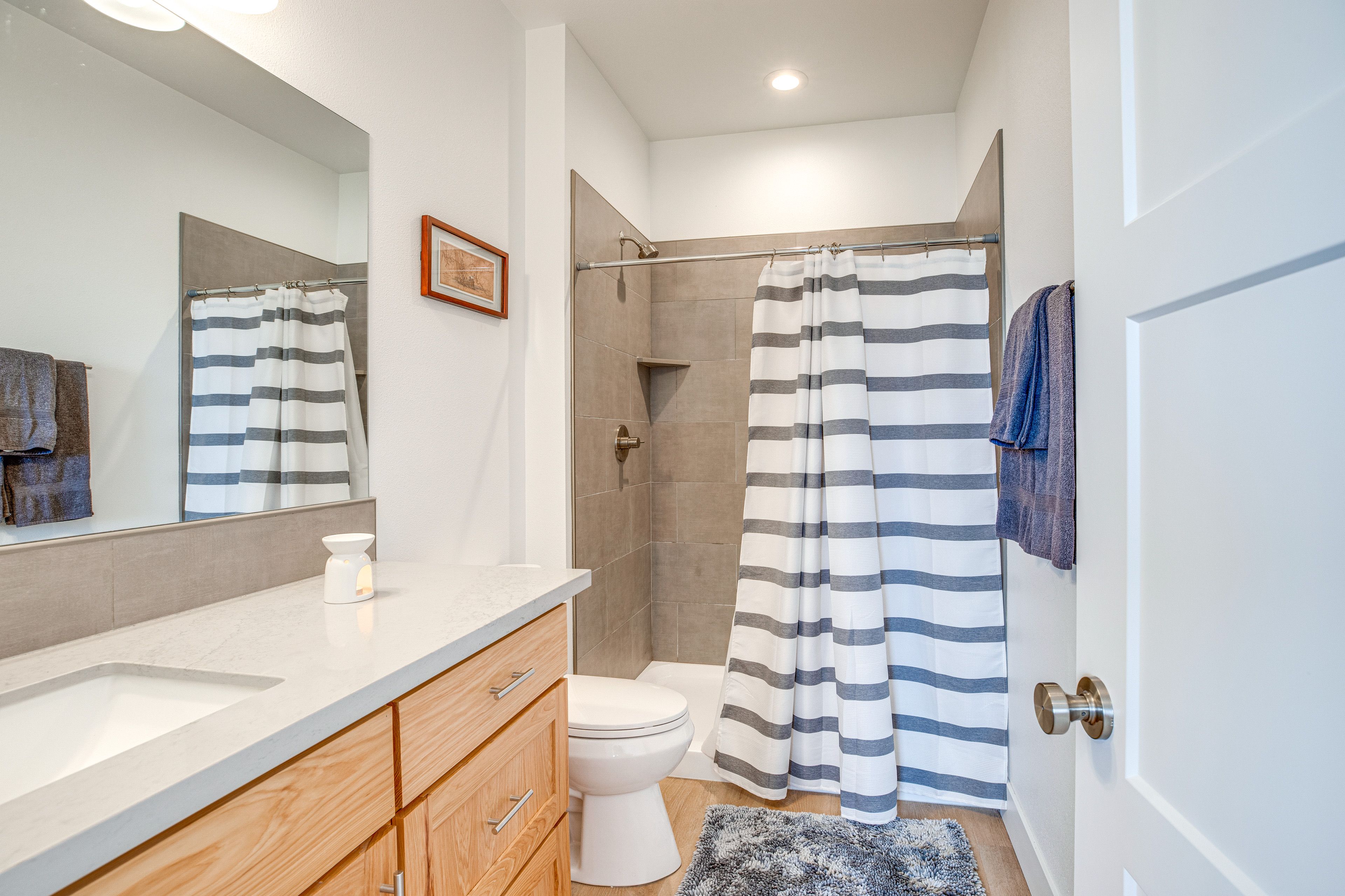 Full Bathroom | 2nd Floor | Towels Provided