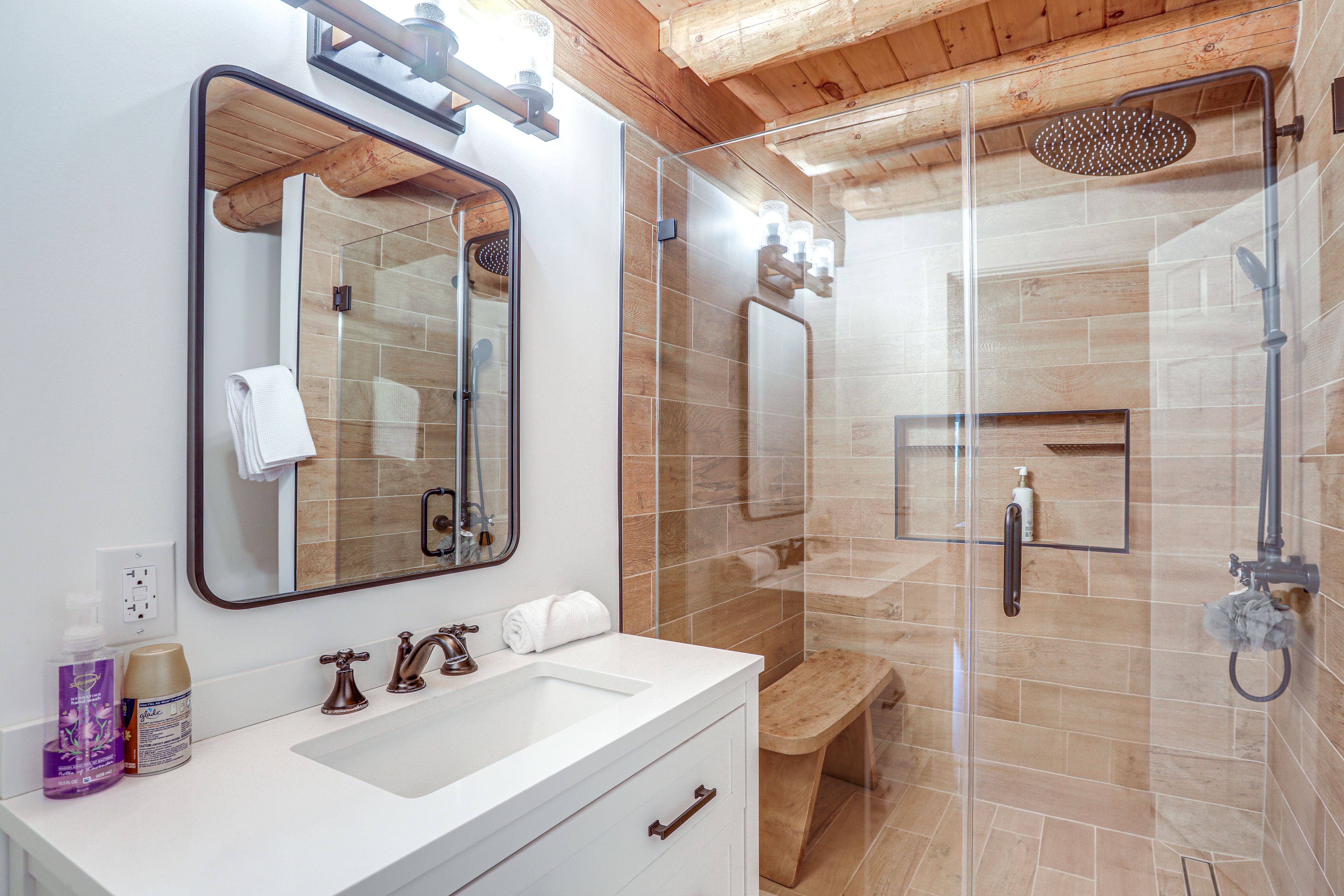 Full Bathroom | Main Level | Complimentary Toiletries