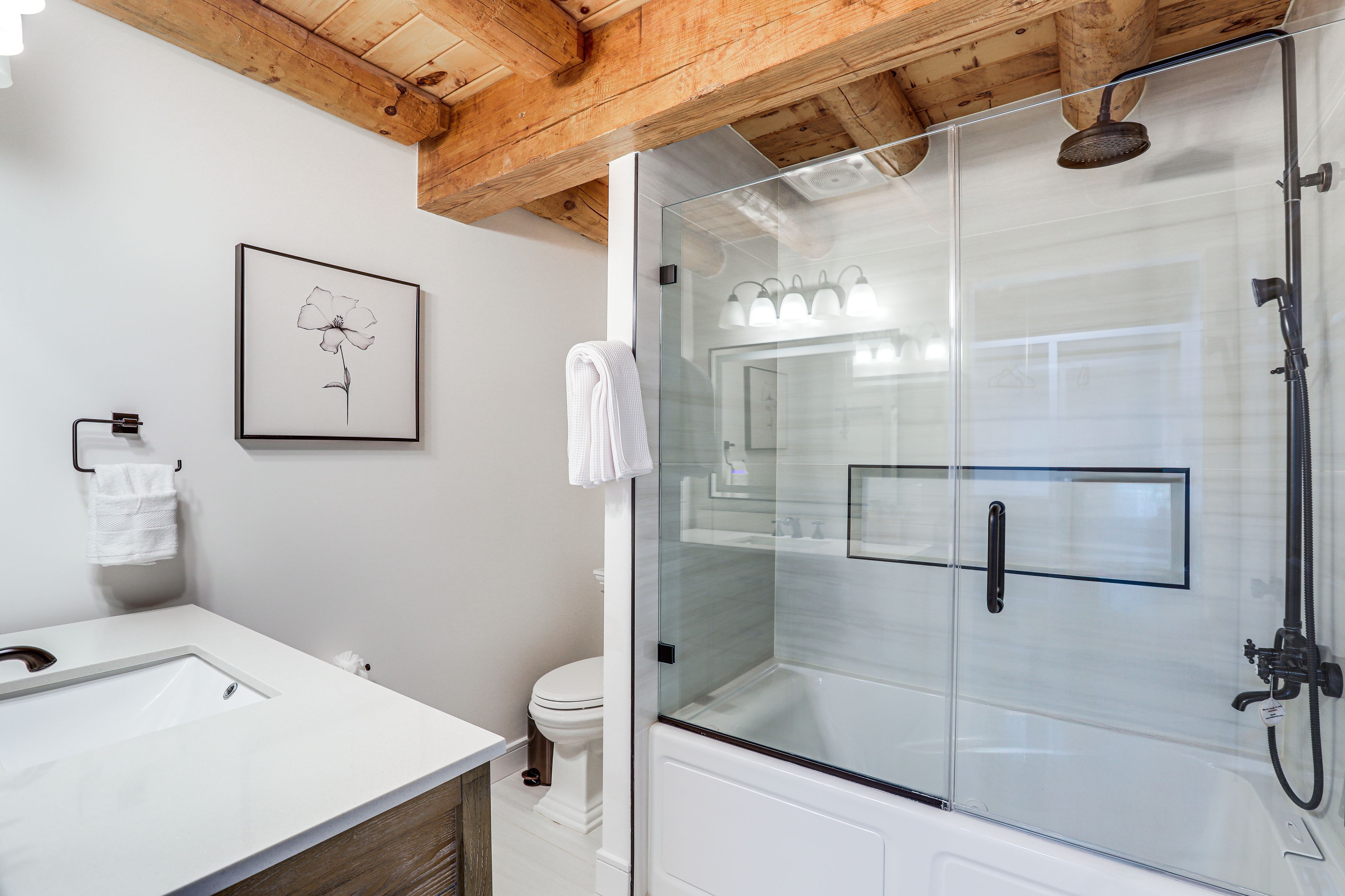 Full Bathroom | Main Level | Towels Provided