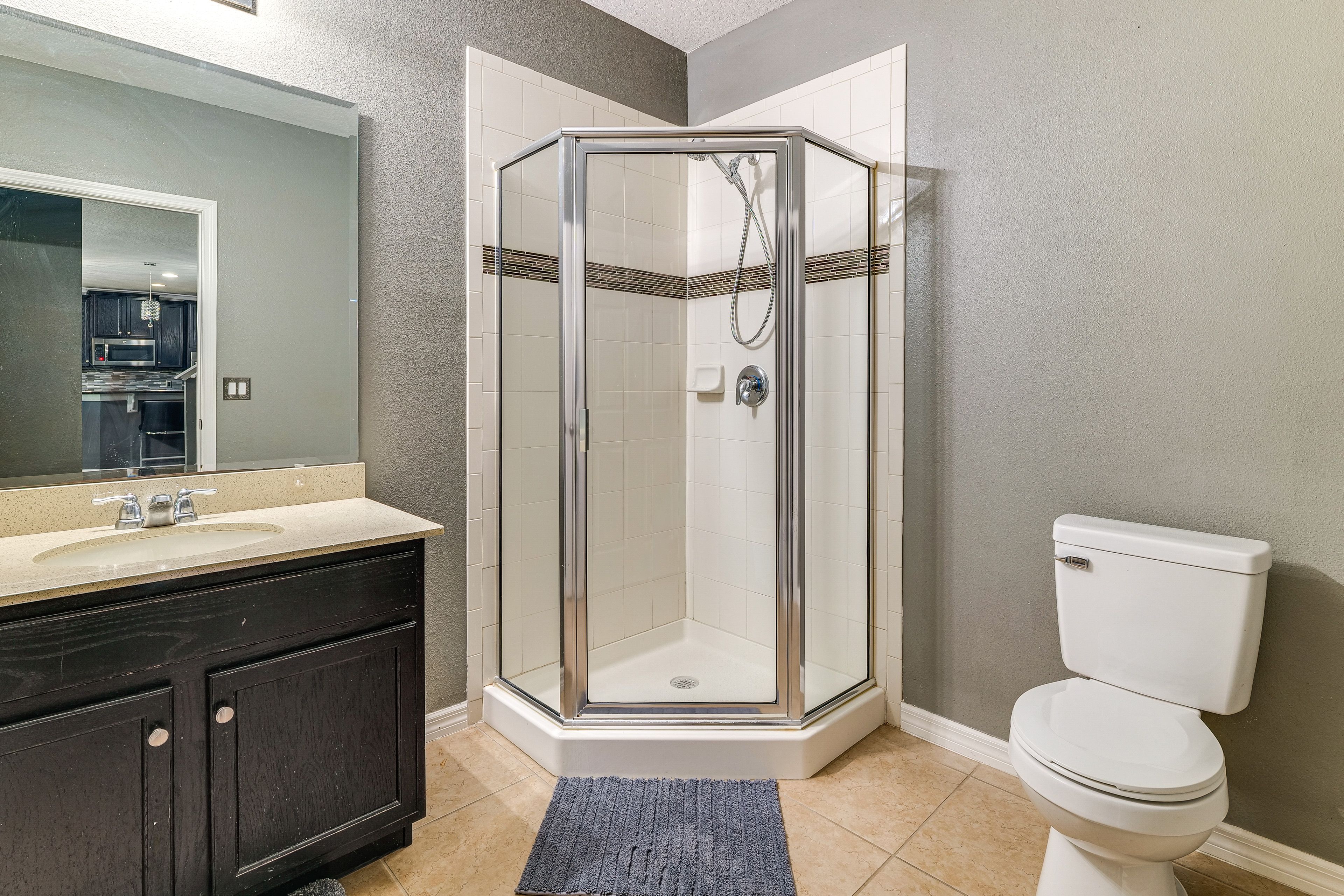 Full Bathroom | 1st Floor | Complimentary Toiletries | Towels Provided