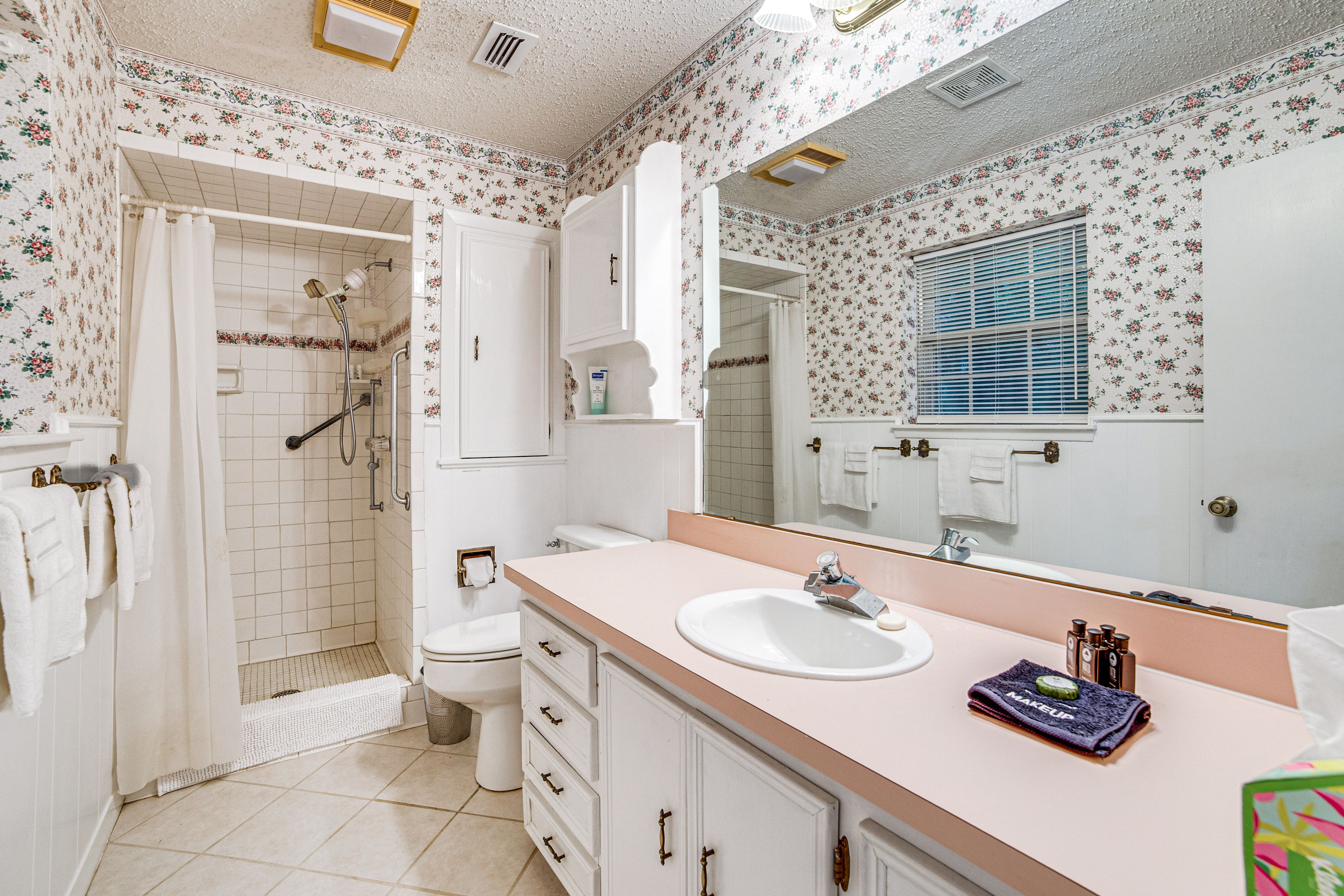 Full Bathroom | Towels Provided