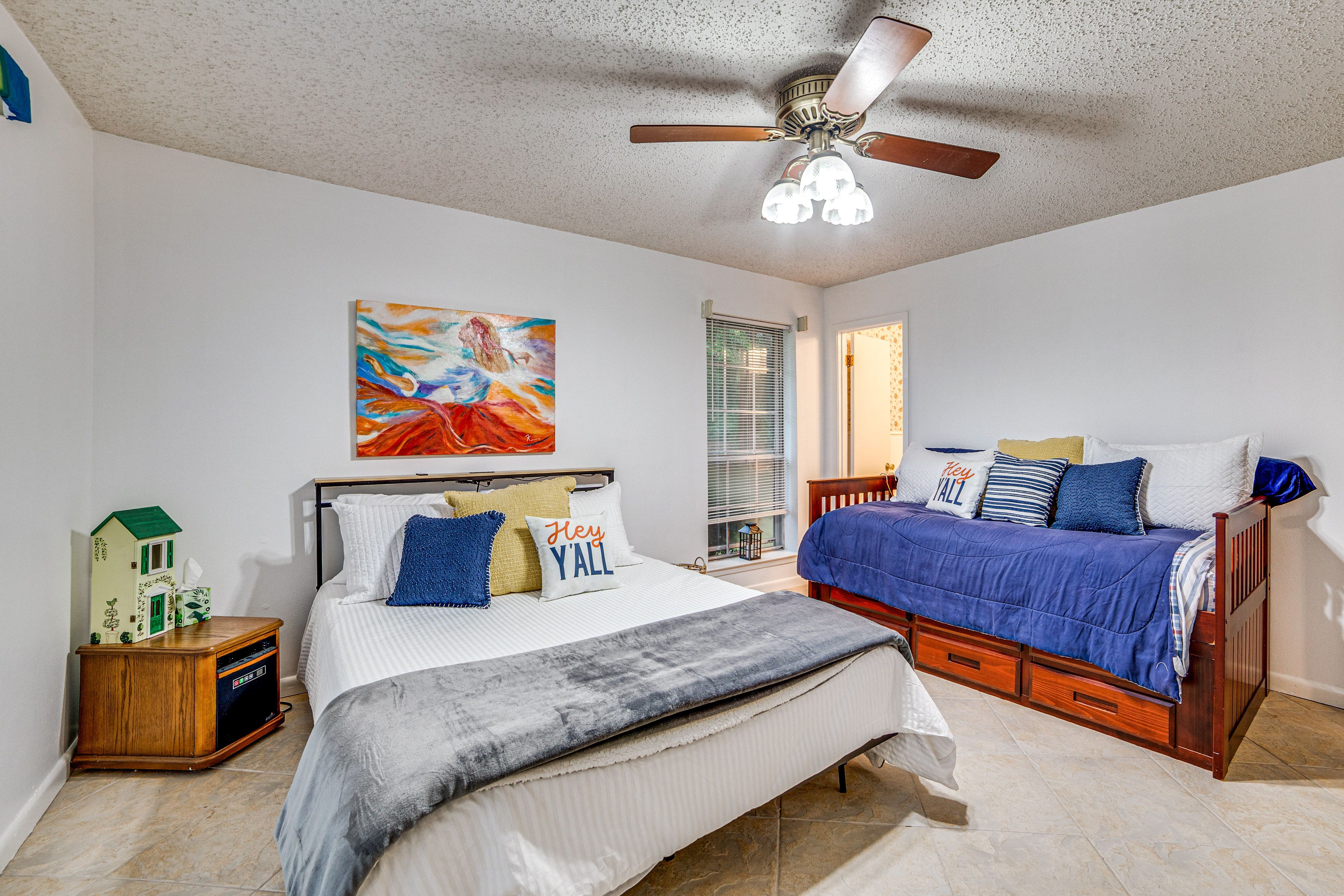 Bedroom 1 | Queen Bed | Twin Daybed | Smart TV