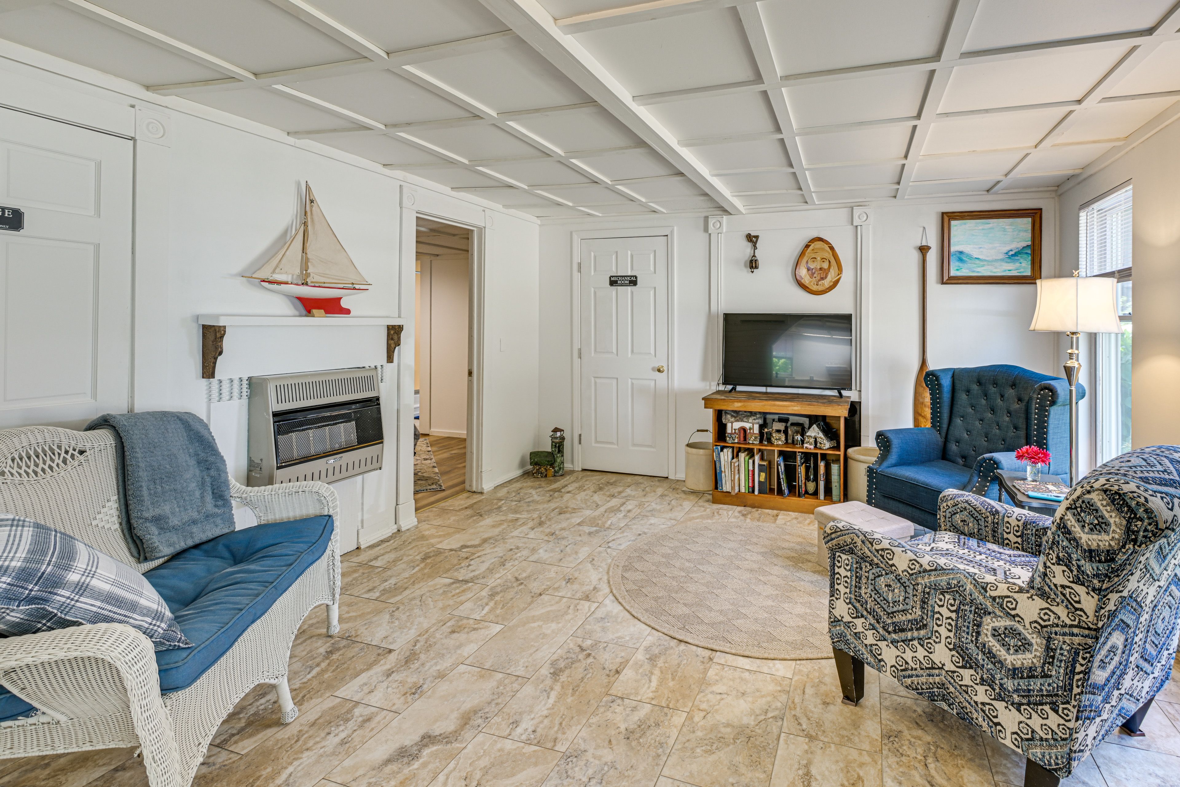 Living Room | TV | Free WiFi | Single-Story Unit