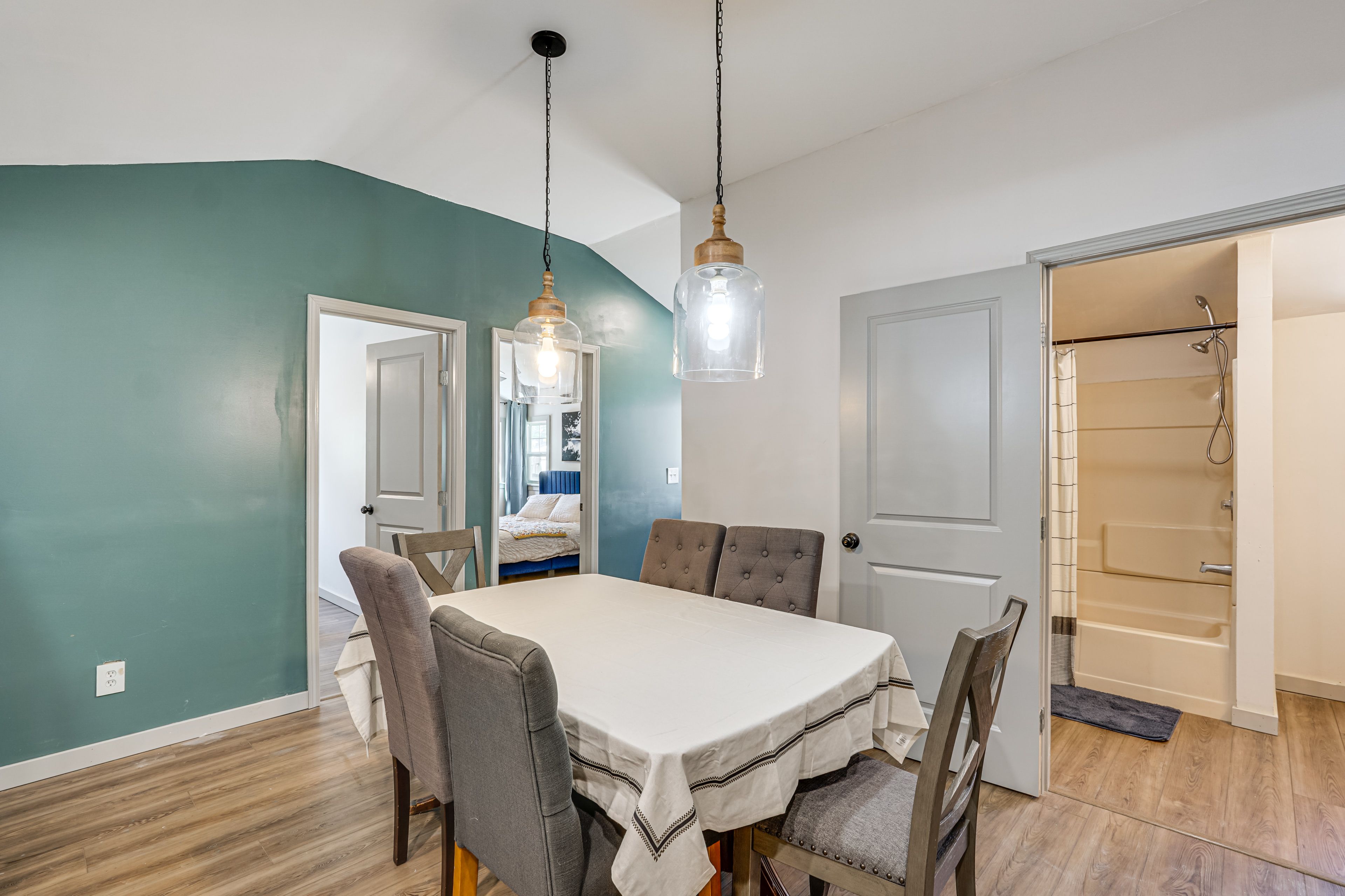 Dining Space | Dishware/Flatware | Step-Free Access