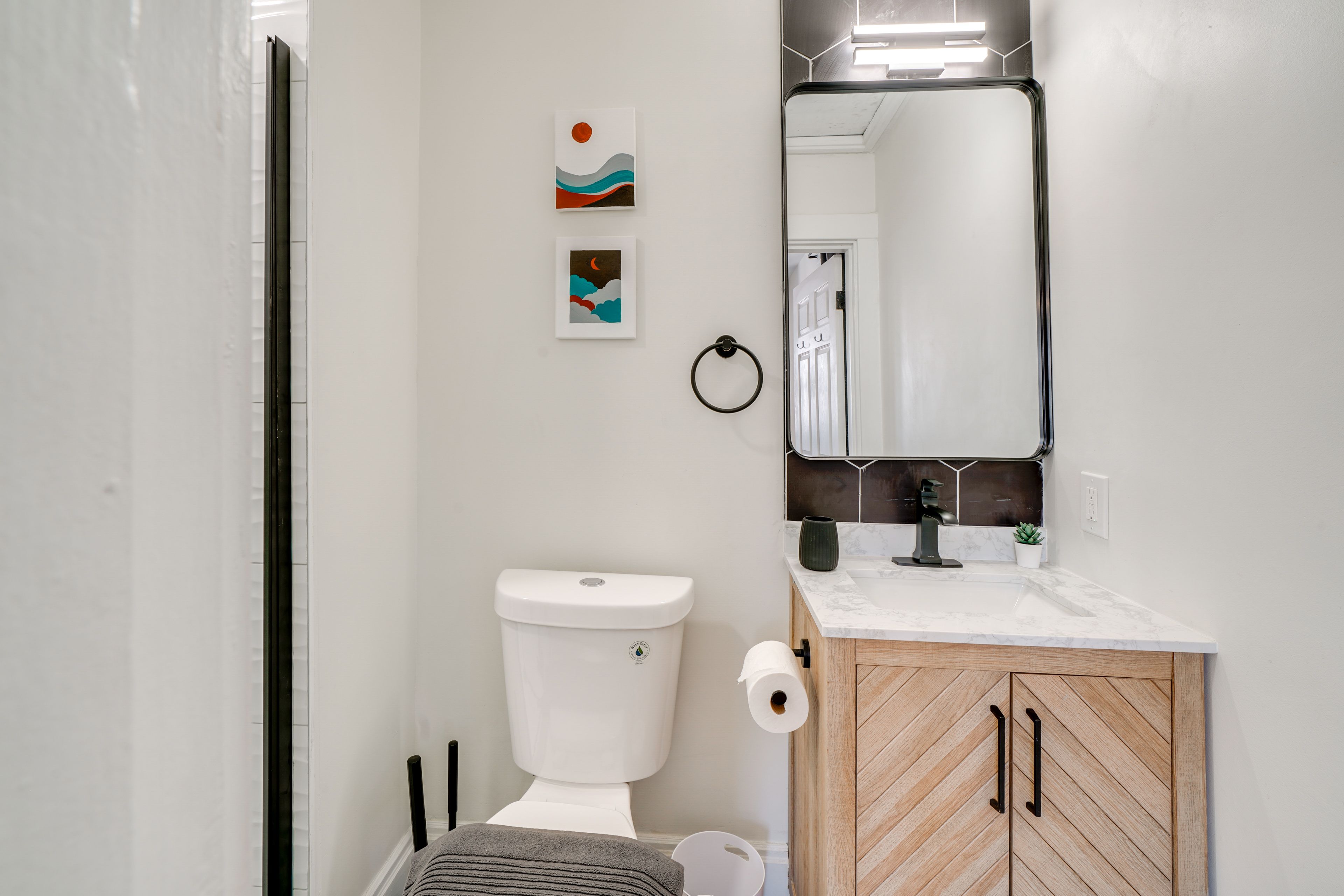 En-Suite Bathroom | Towels & Linens Provided | 2nd Floor