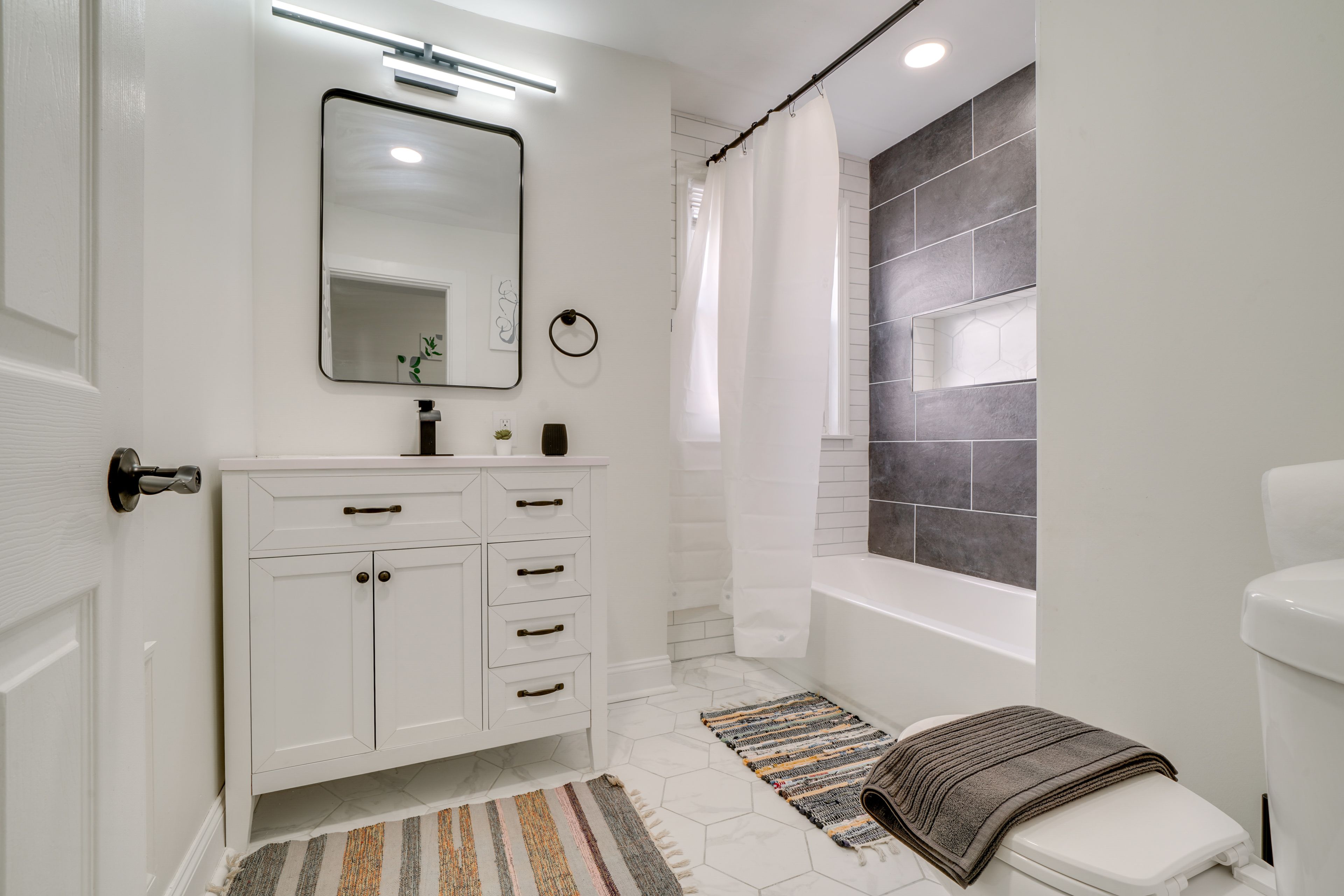 Full Bathroom | 2nd Floor
