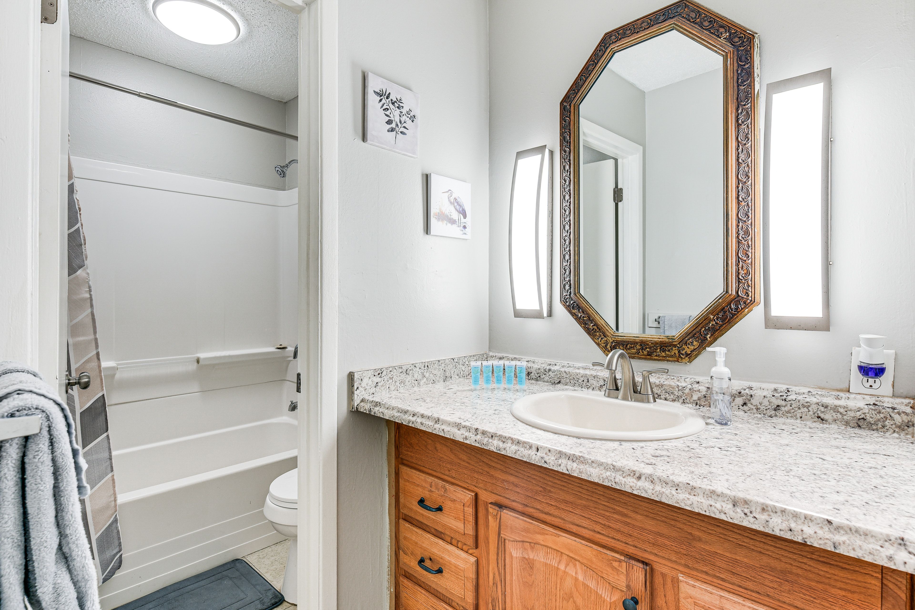 Full Bathroom | 2nd Floor | Towels & Linens Provided