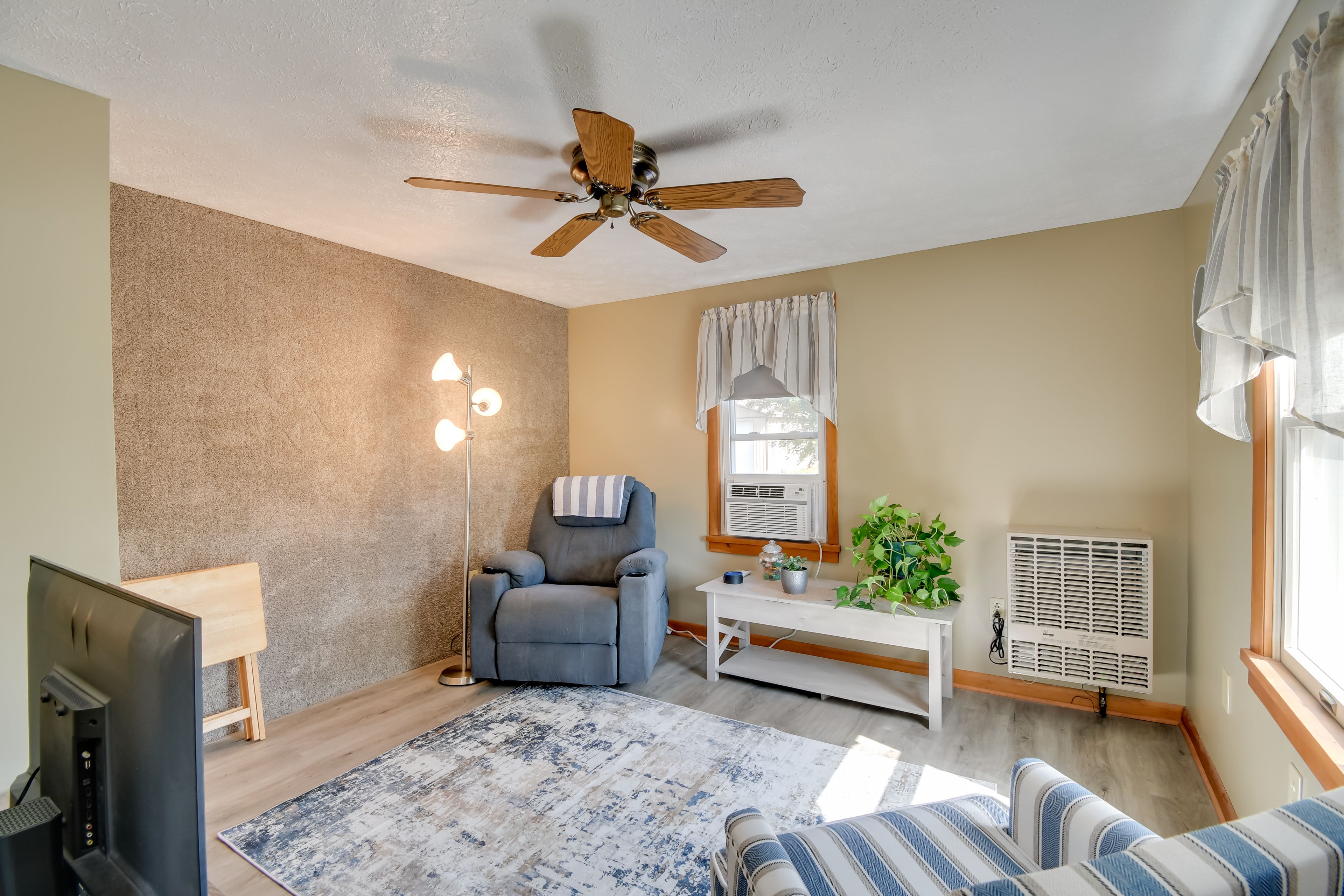 Living Area | TV w/ Cable