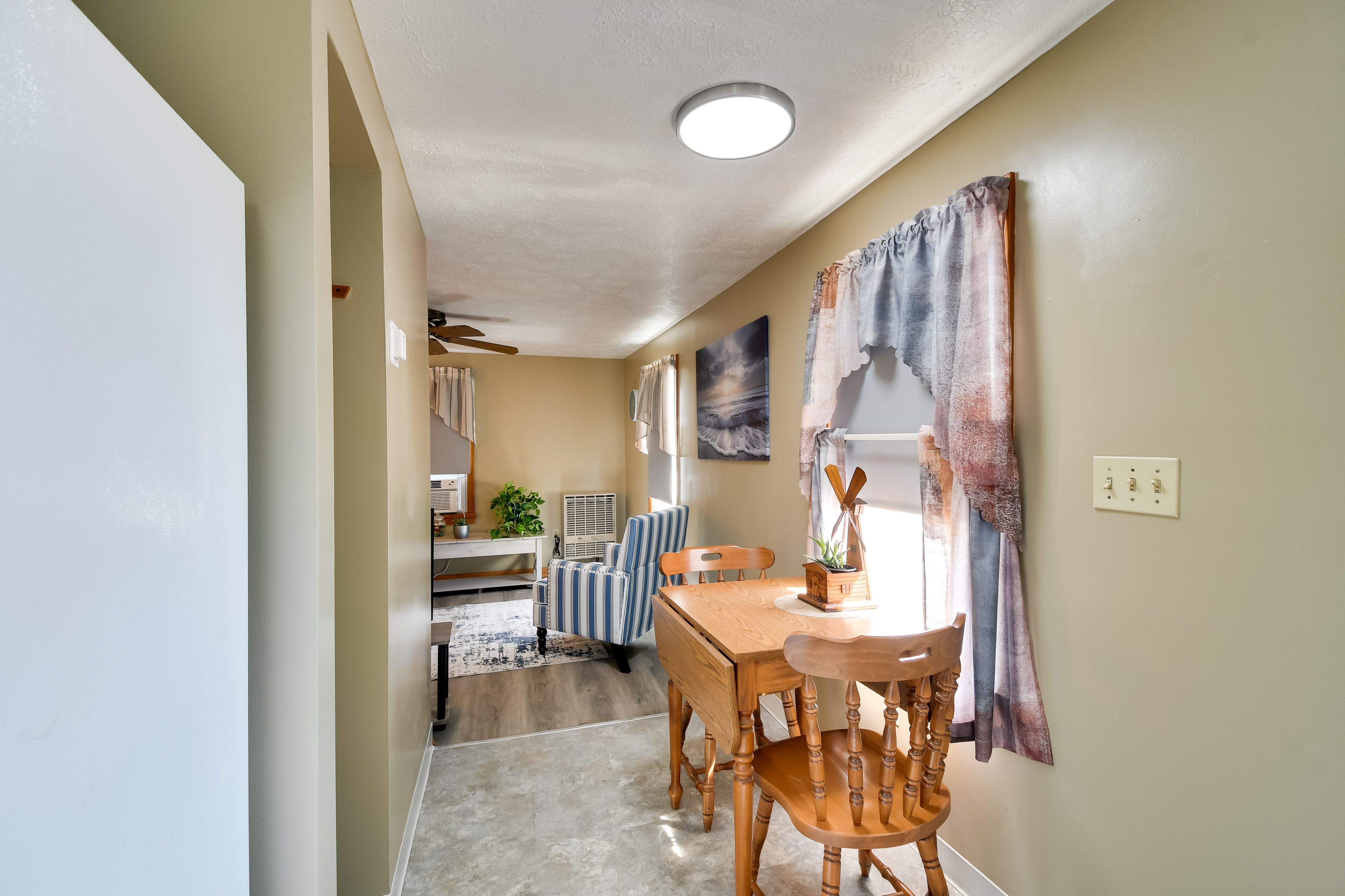 Dining Table | Dishware/Flatware