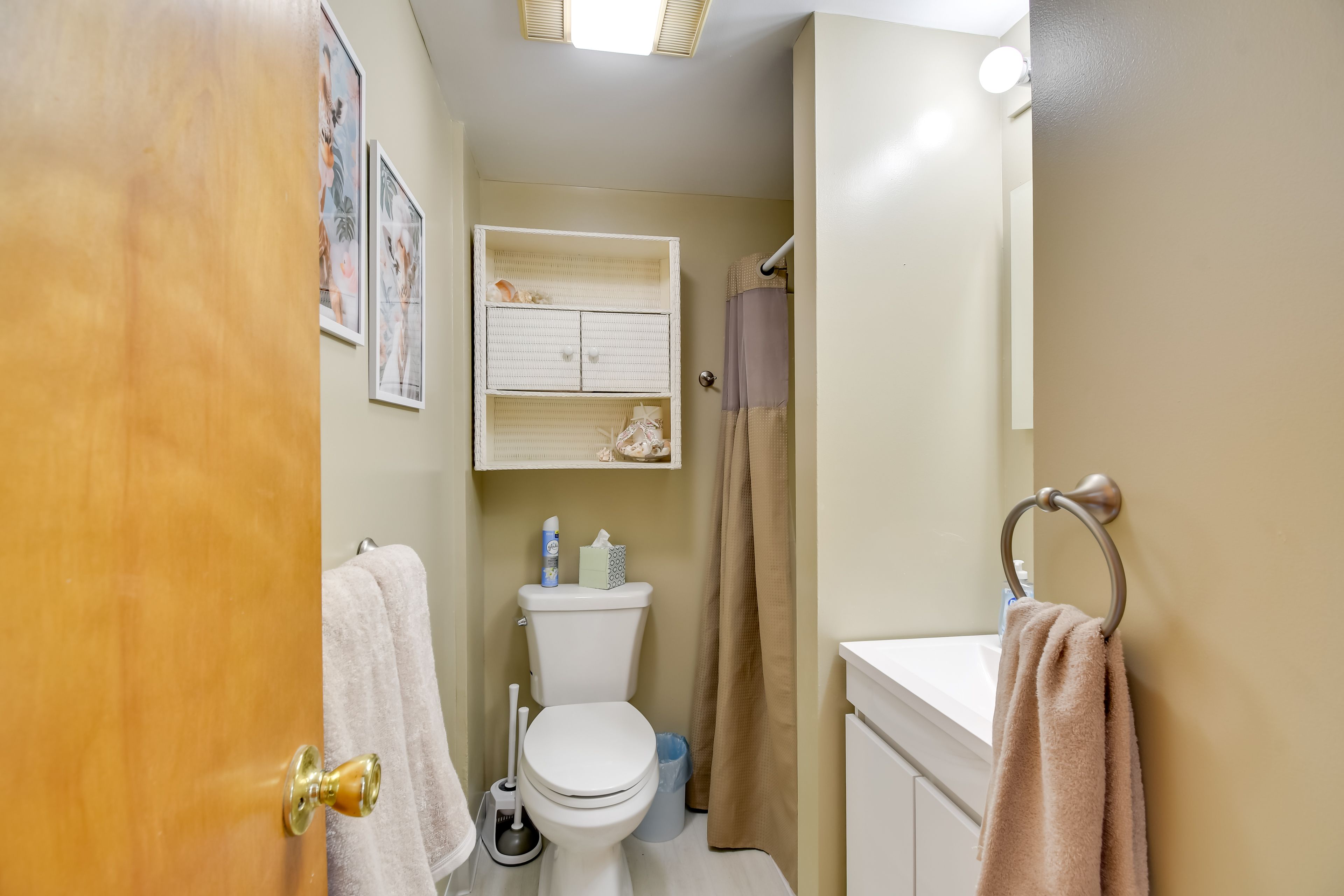 Full Bathroom | Towels Provided