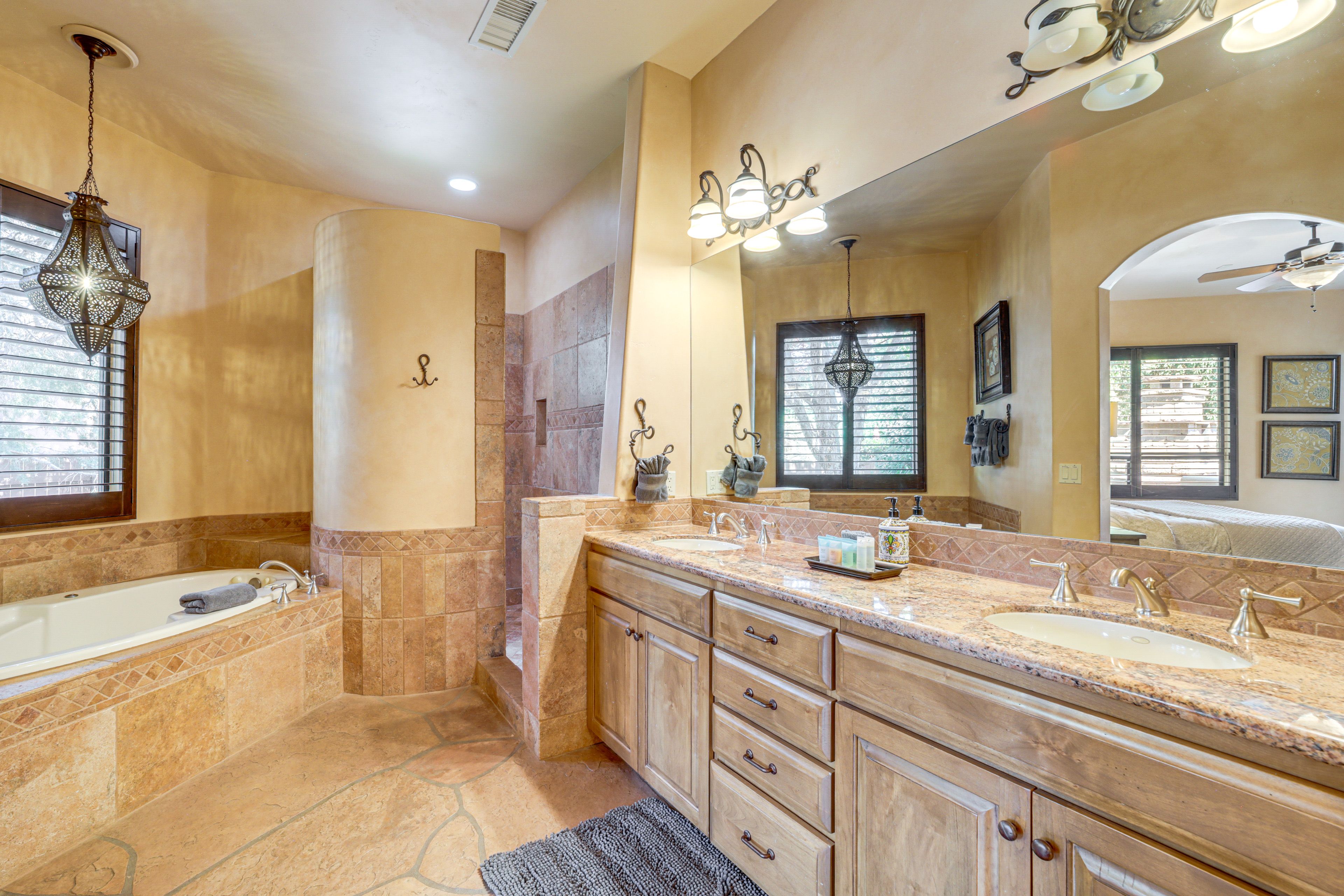 Full Bathroom | Towels Provided